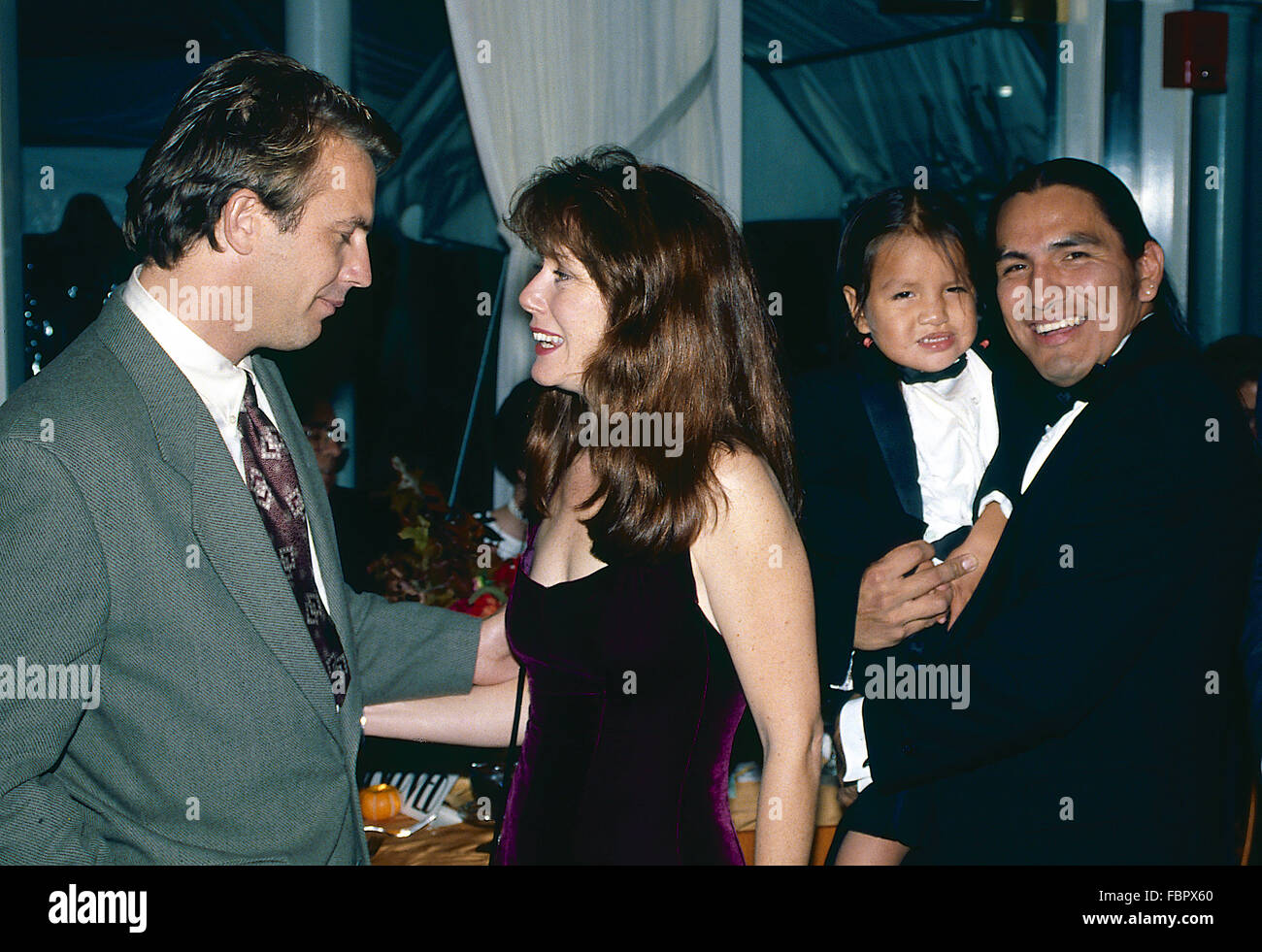 Washington, DC, USA, 19. Oktober 1990 "Dances with Wolves" Star Kevin Costner und seinem Co-Mary McDonnell Star zusammen mit stützender Schauspieler Rodney Grant und sein Sohn Walter besuchen nach dem Screening party im Kennedy Center. Die Filmpremiere fand am Uptown Filmtheater statt. Bildnachweis: Mark Reinstein Stockfoto