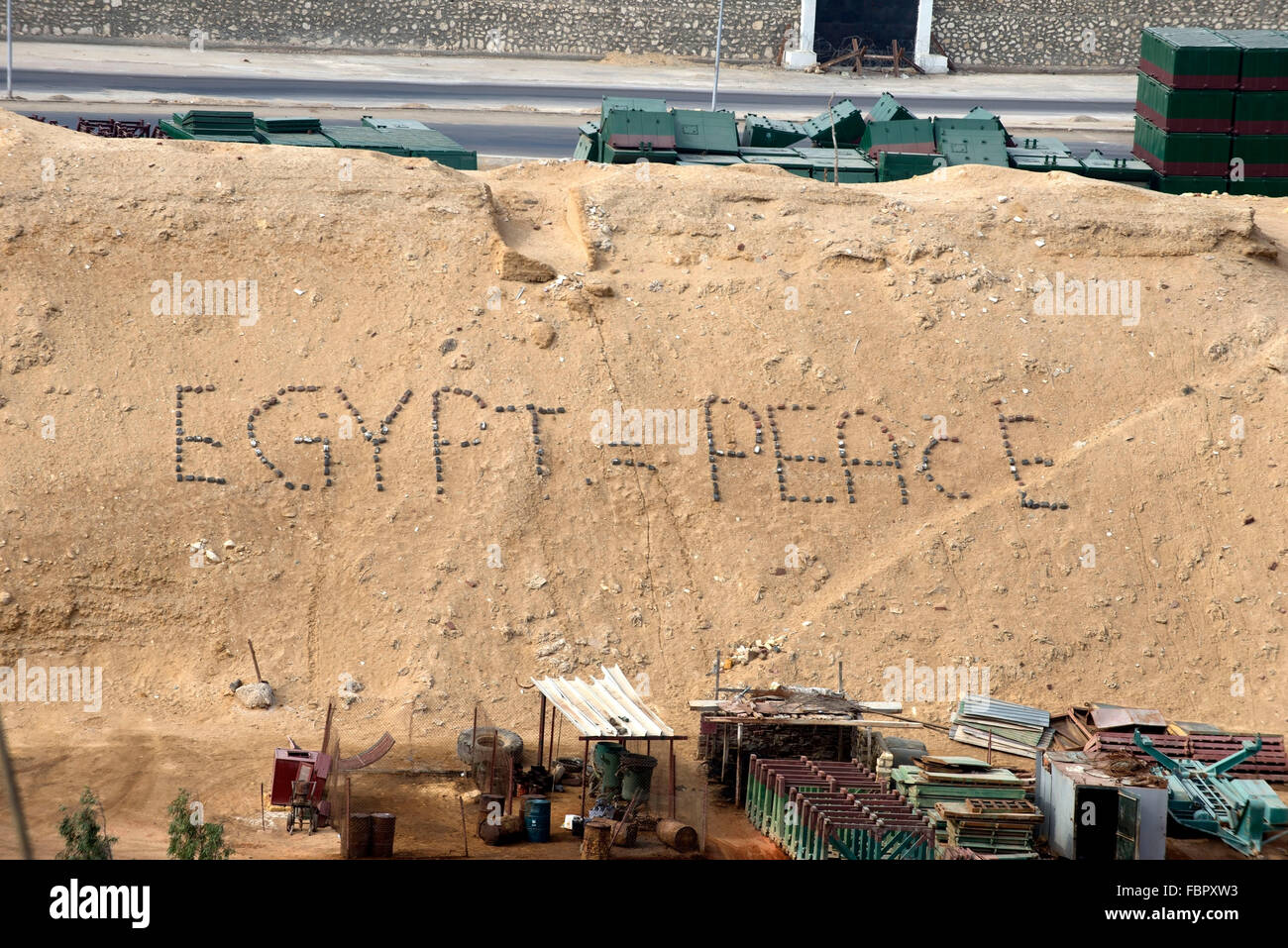 Ägypten-Suezkanal Nachricht in Sanddüne Ägypten = Frieden Stockfoto