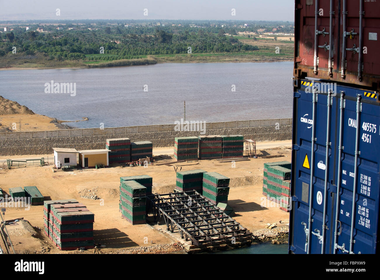 Blick vom Containerschiff von Baustoffen auf Baustelle gestapelt entlang der Wasserstraße des Suez-Kanals Stockfoto