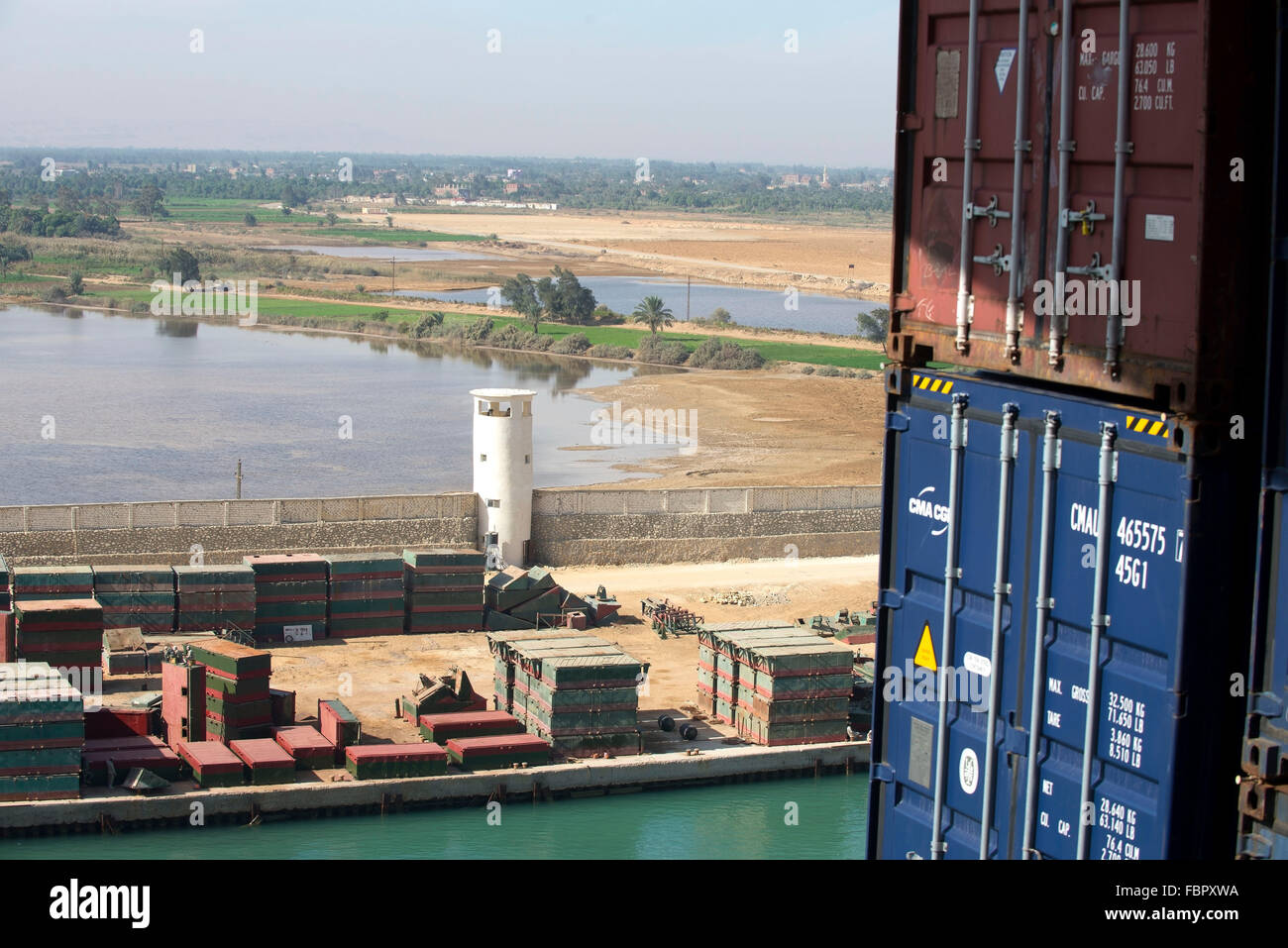 Blick vom Containerschiff von Baustoffen auf Baustelle neben der Wasserstraße des Suez-Kanals Stockfoto