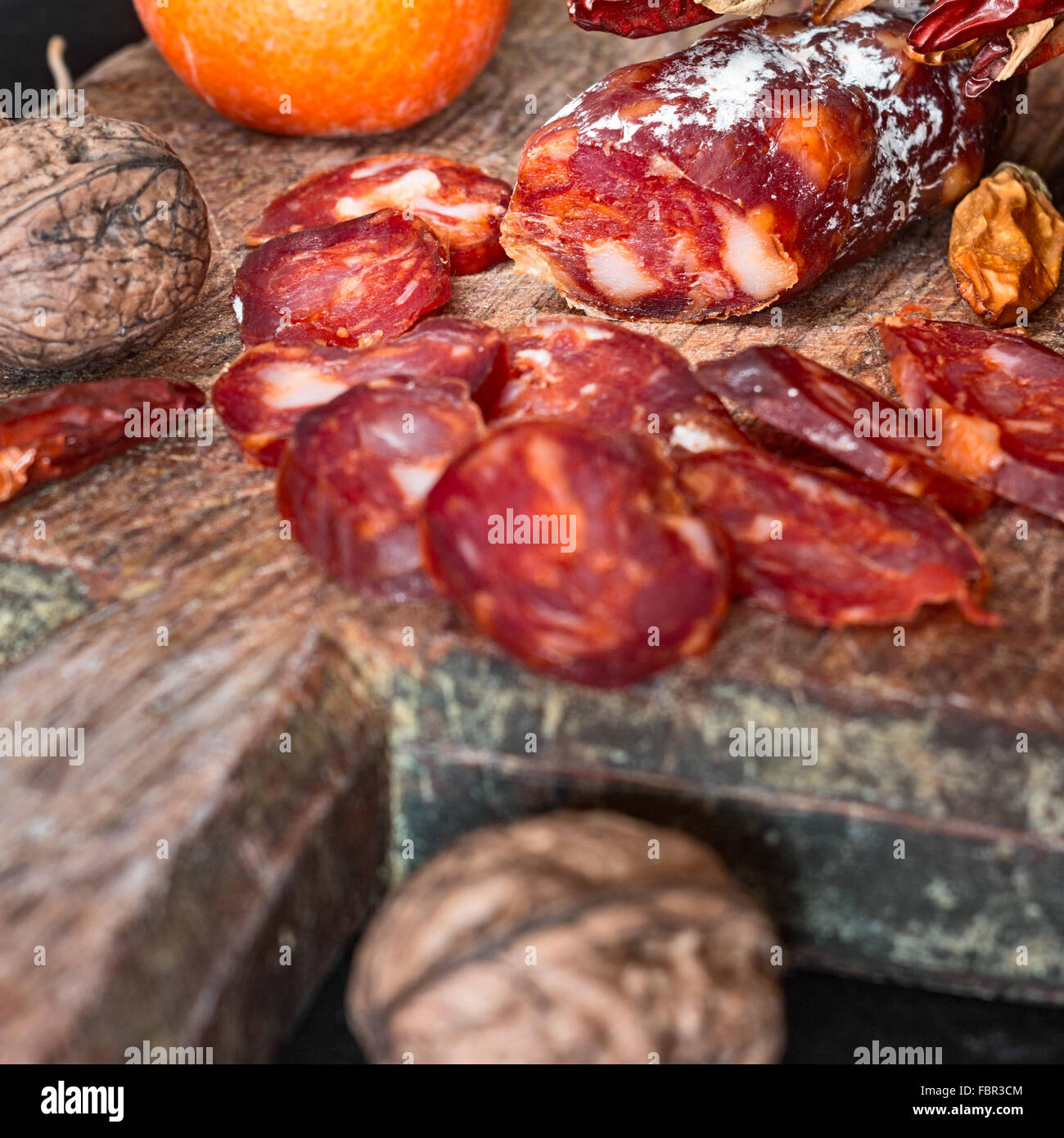 Italienische Wurst mit Walnüssen und Orange auf Schneidebrett Stockfoto