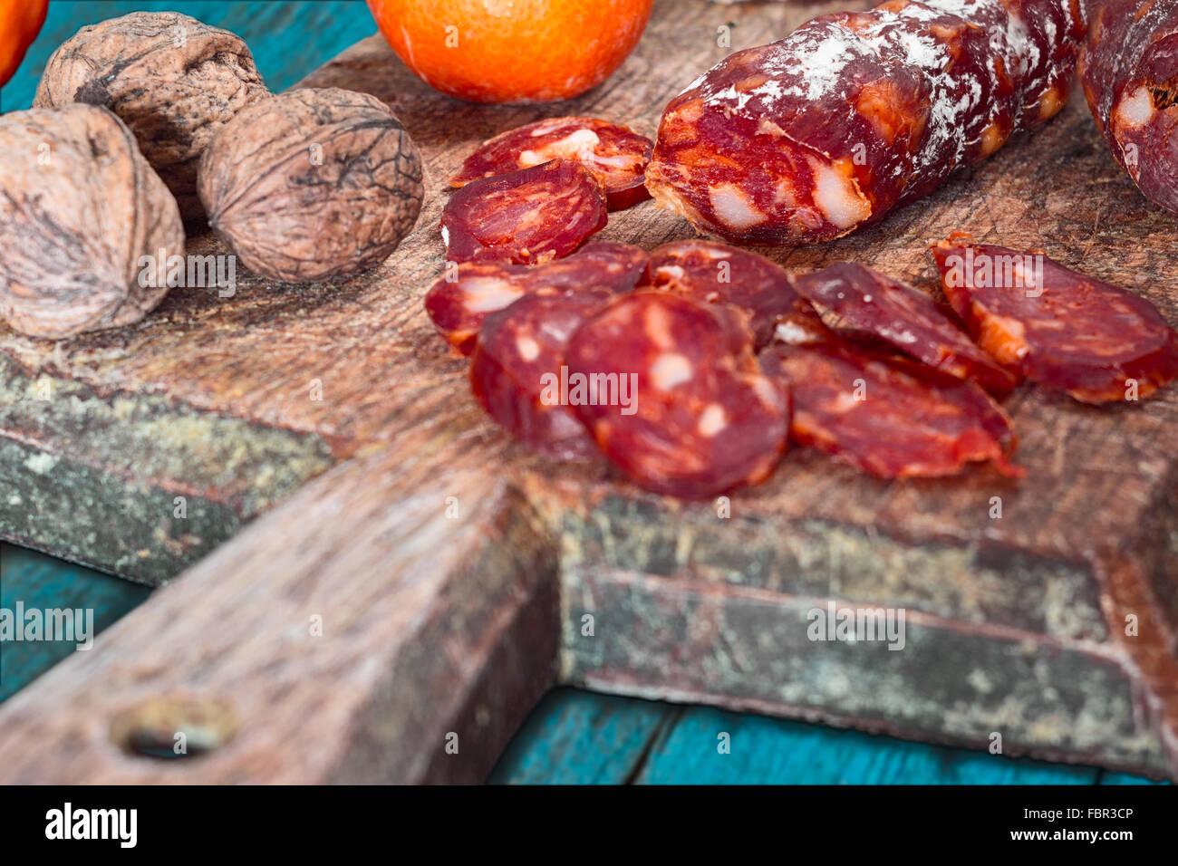 Italienische Wurst mit Walnüssen und Orange auf Schneidebrett Stockfoto