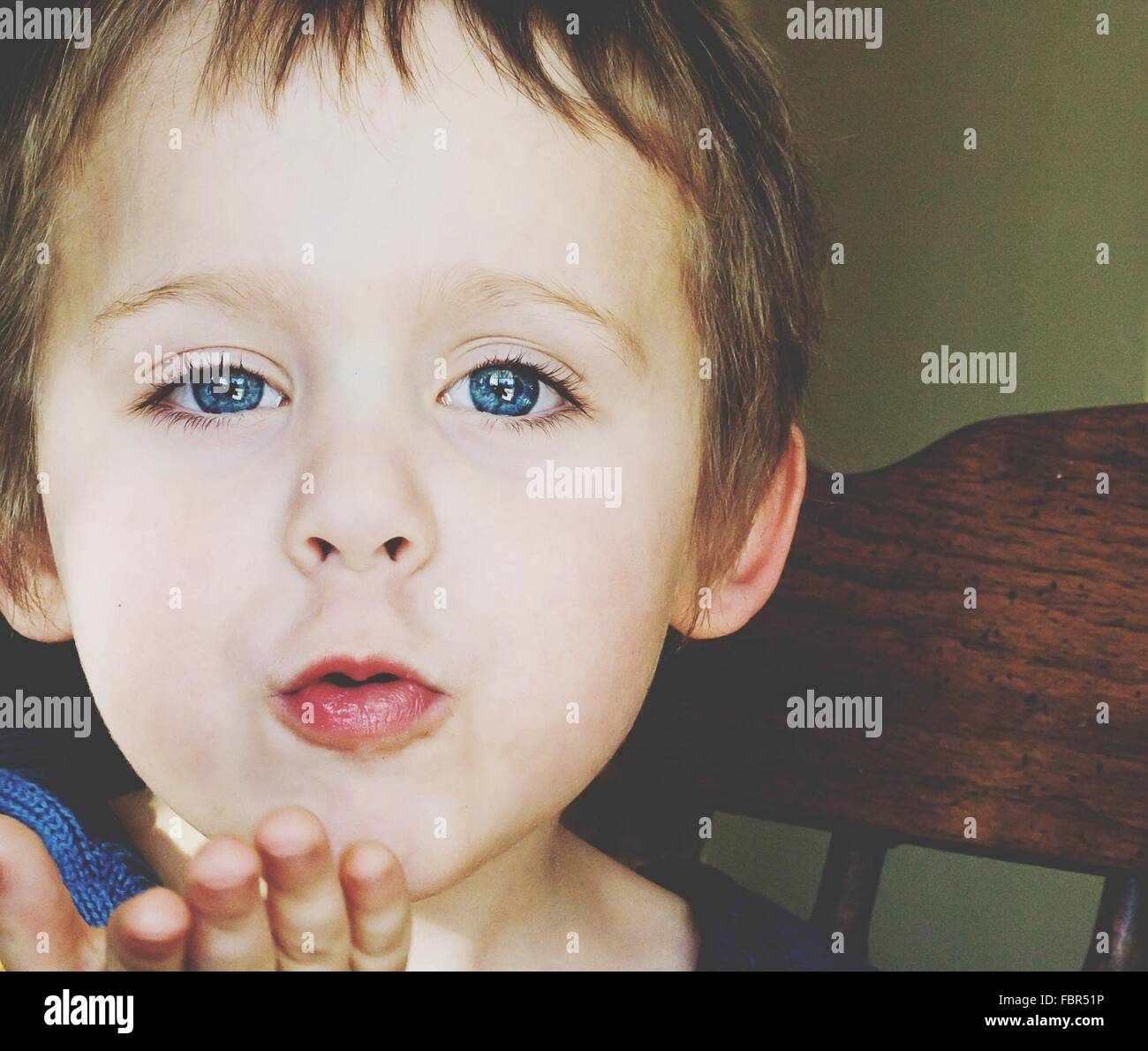 Porträt von niedlichen Blue Eyed Boy weht einen Kuss Stockfoto
