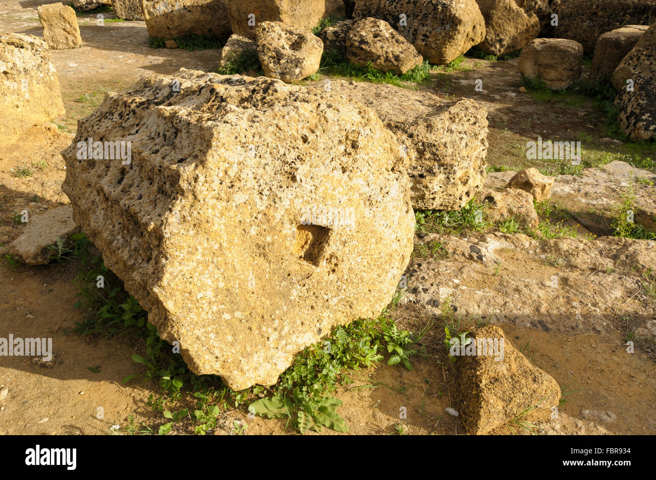 Abschnitt einer dorischen Säule mit Aussparung für ein Stein oder eine Pin. Tal der Tempel in Agrigento, Sizilien, Italien Stockfoto