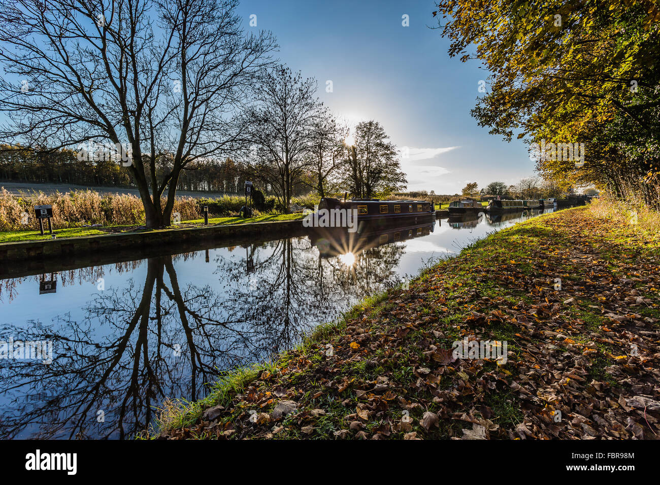 Ein Kanalboot vor Anker auf einer Strecke von Chesterfield Kanal, in den späten Wintersonne Stockfoto