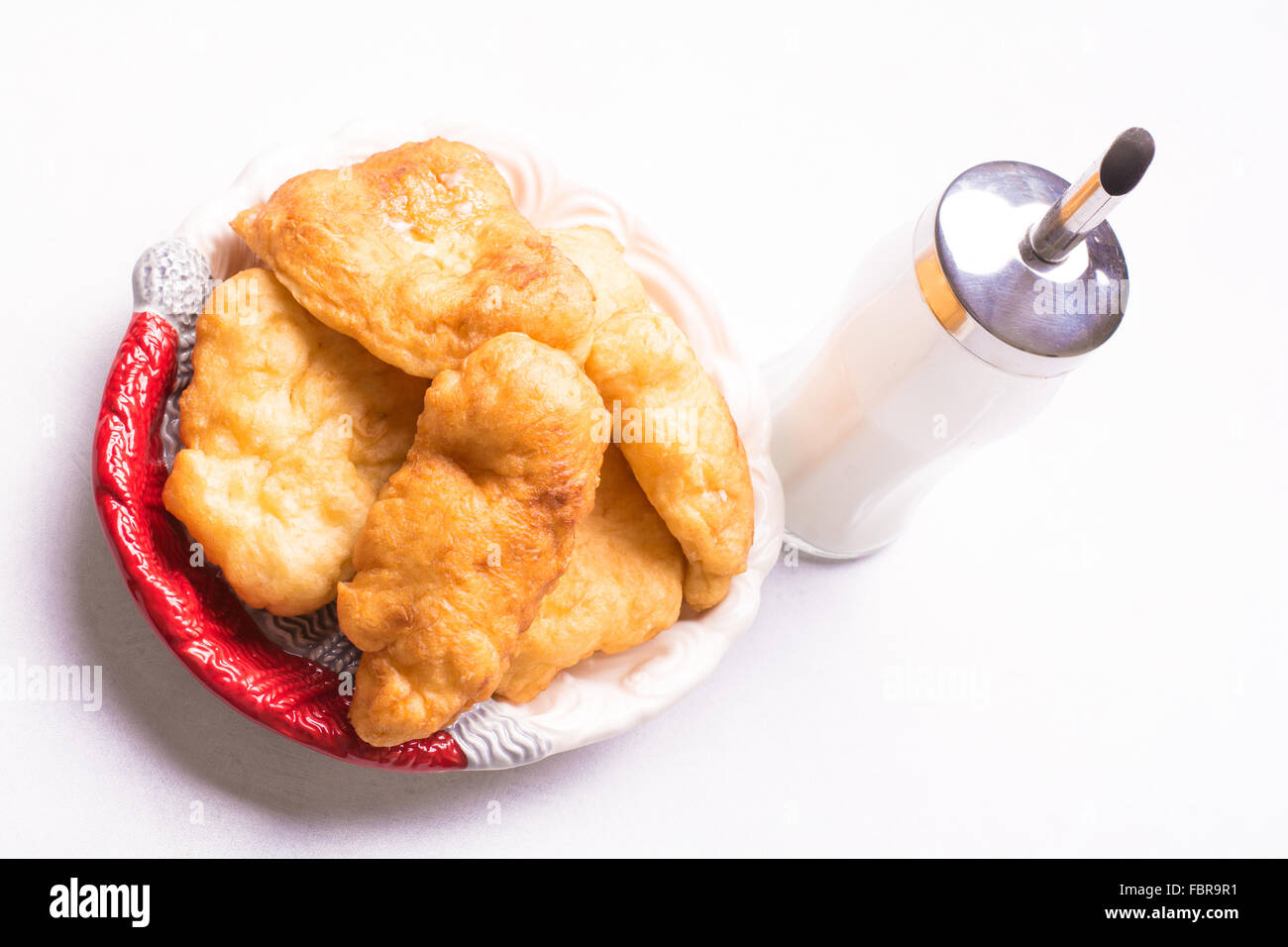 Bulgarische Frühstück, frittierten Teig mit Zucker - Mekitsi Stockfoto
