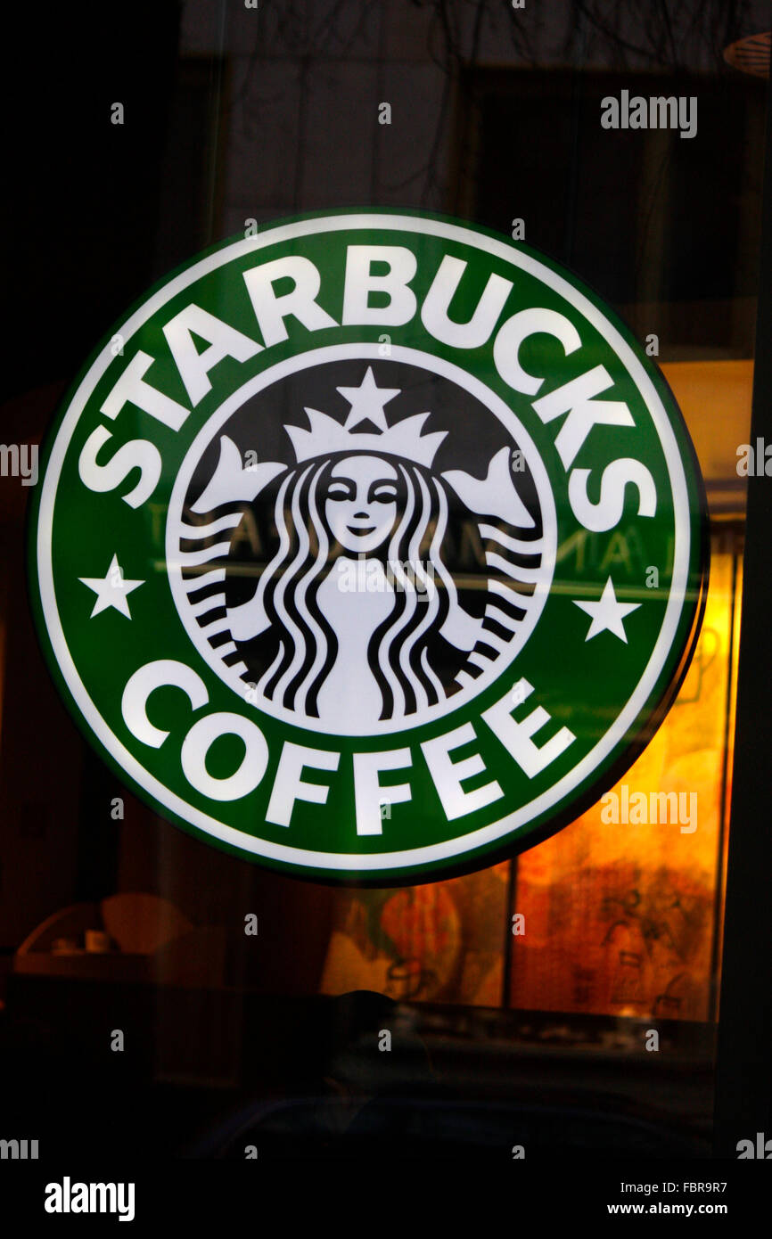 Markenname: "Starbucks Coffee", Berlin. Stockfoto