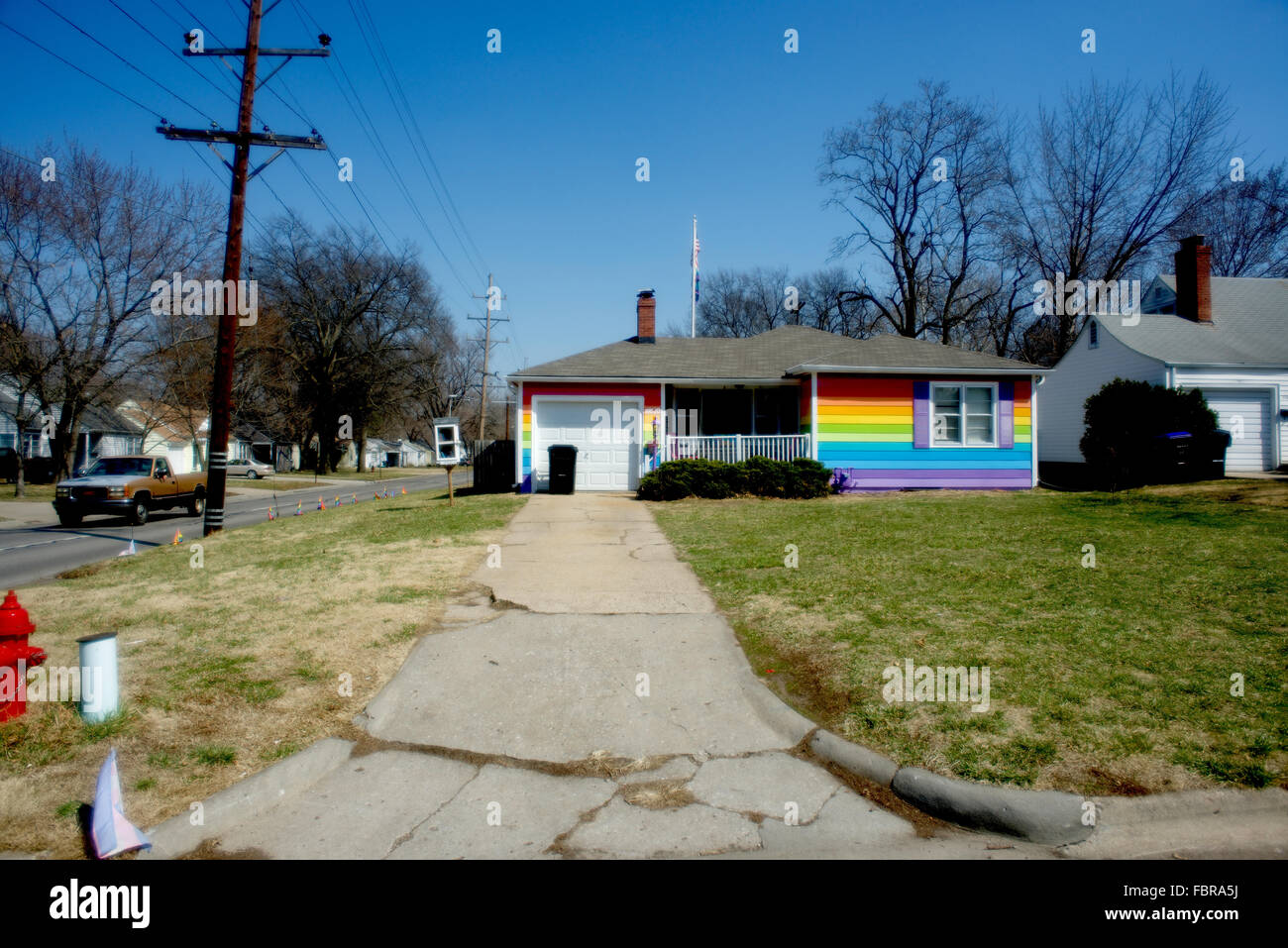 Topeka, Kansas, USA, 29. März 2014 der Rainbow House Topeka Kansas. Aaron Jackson, einer der Gründer der Pflanzung Frieden, einer mehrgleisigen Wohltätigkeitsorganisation, die in der Vergangenheit der Schwerpunkt in Rainforest Conservation, Eröffnung Waisenhäuser und Entwurmung Programme, kaufte ein Haus, das direkt gegenüber der Westboro Baptist Church Compound vor einem halben Jahr sitzt. Am Dienstag, den 19. März malen er mit einem Team von Freiwilligen es entsprechend der gay-Pride-Flagge. Bildnachweis: Mark Reinstein Stockfoto