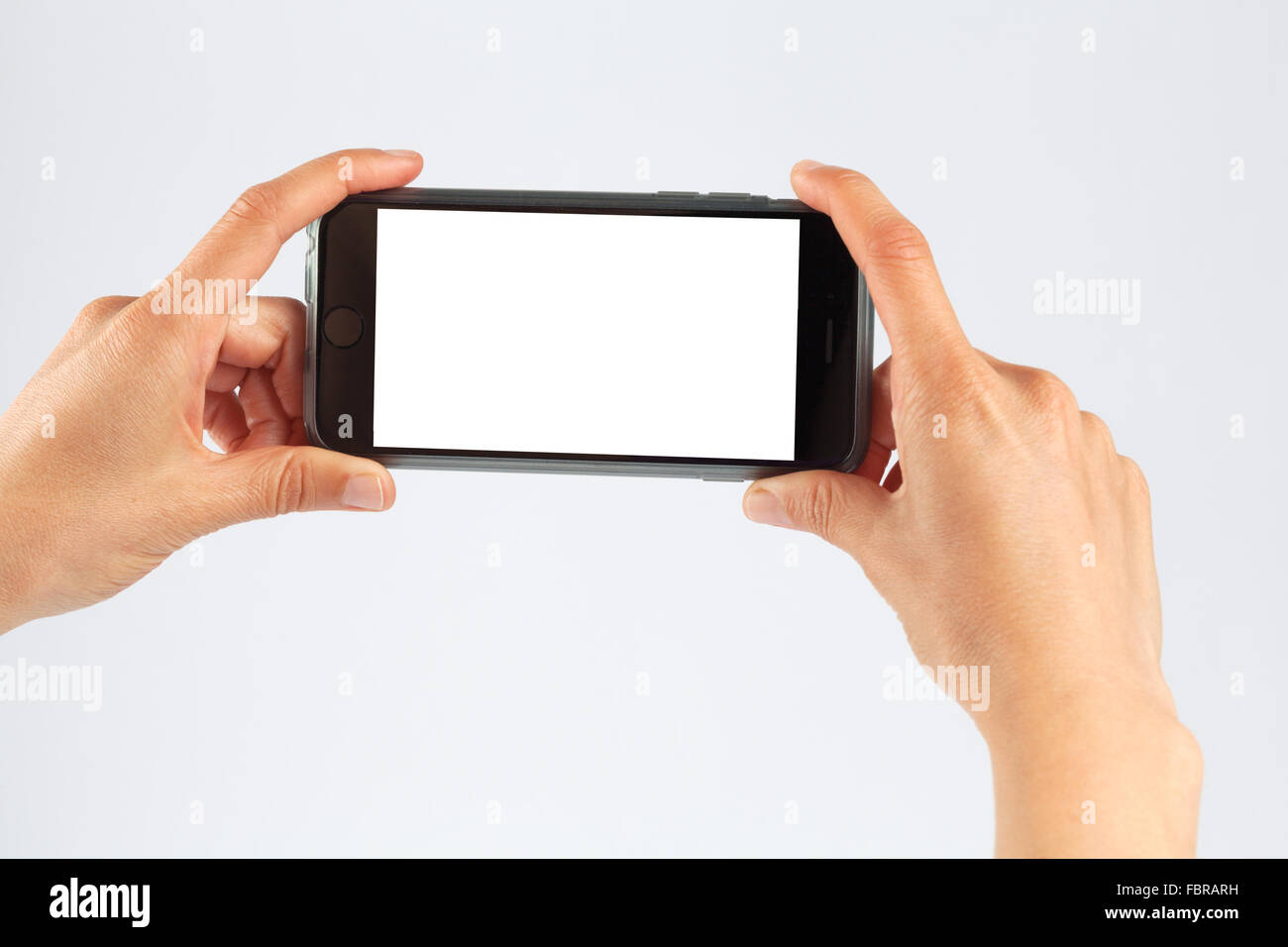 Weibliche Hände halten Handys in horizontaler Ausrichtung. Isoliert auf weiß mit weißer Bildschirm. Stockfoto