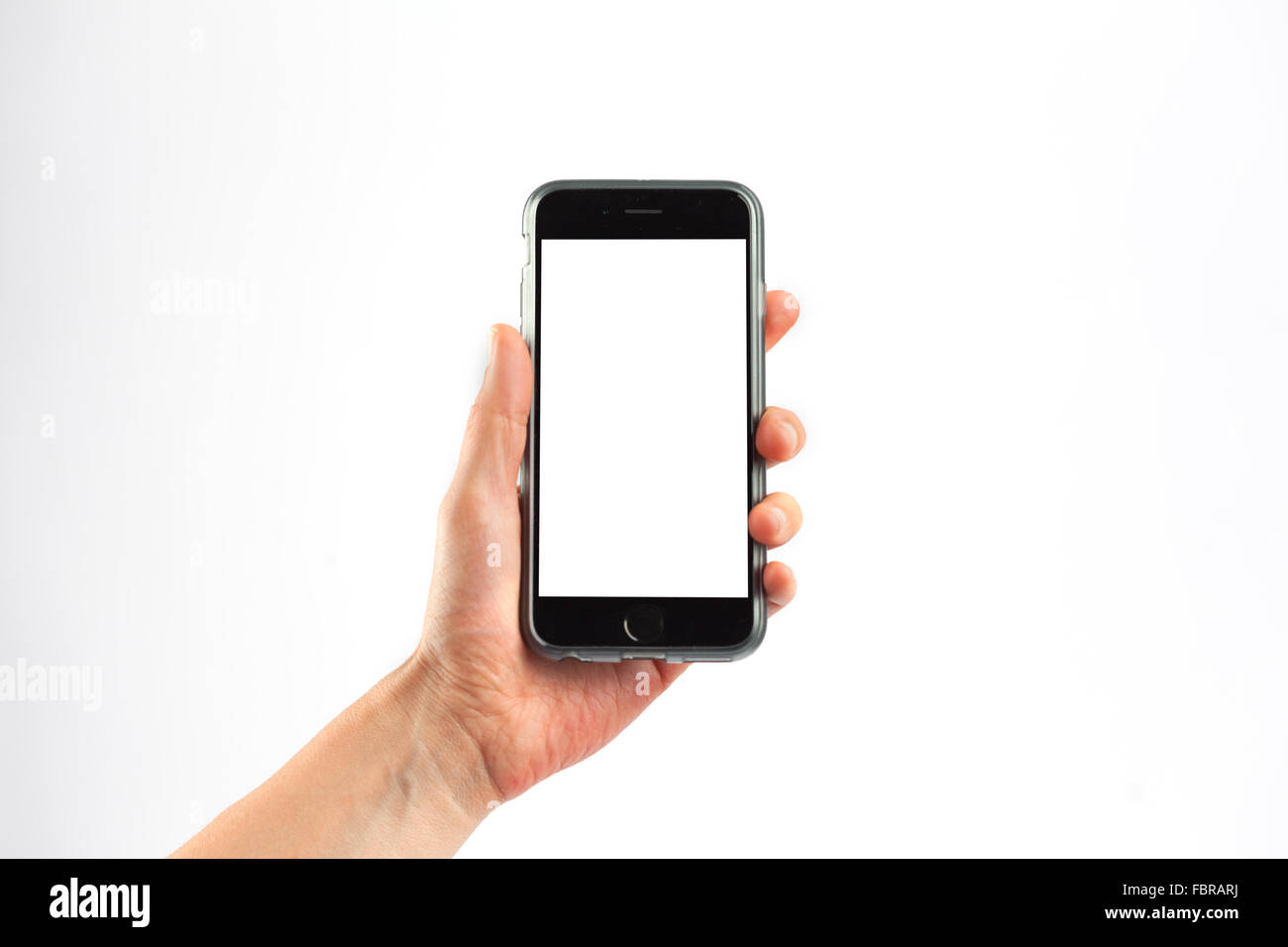 Weibliche Hand mit einem Mobiltelefon in vertikaler Ausrichtung. Isoliert auf weißem Hintergrund mit weißer Bildschirm. Stockfoto