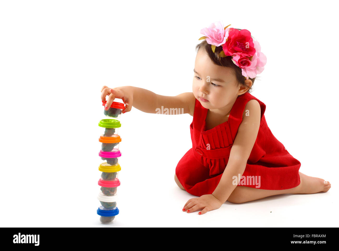 Niedliche kleine Mädchen machen aus Plastilin, isoliert auf weißem Hintergrund Stockfoto