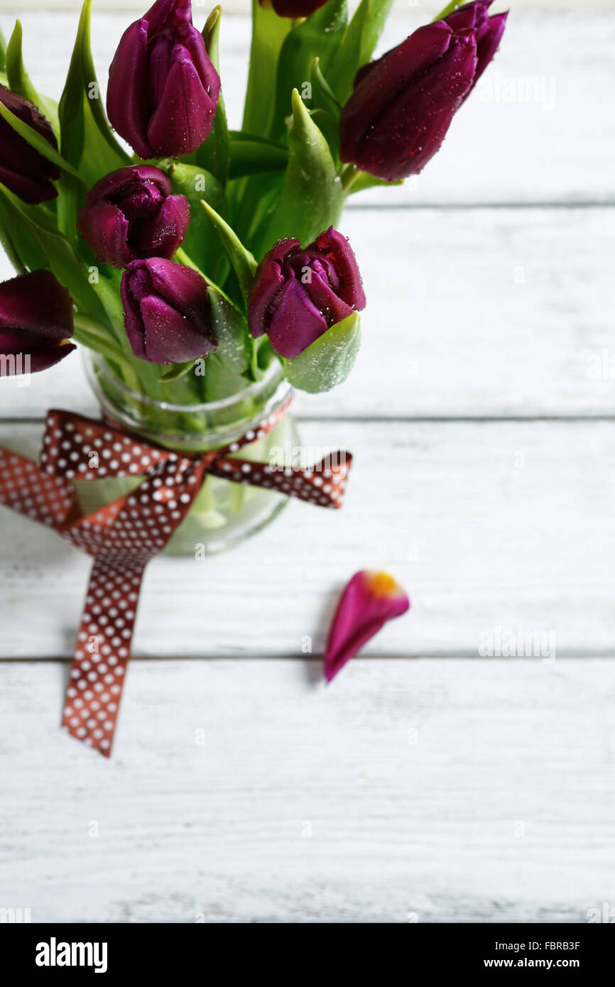Bouquet von violette Tulpen in einer Vase, Blumen Stockfoto