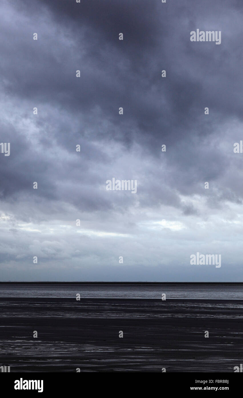 Stürmischer Himmel über das Wattenmeer von The Wash-Mündung. Stockfoto