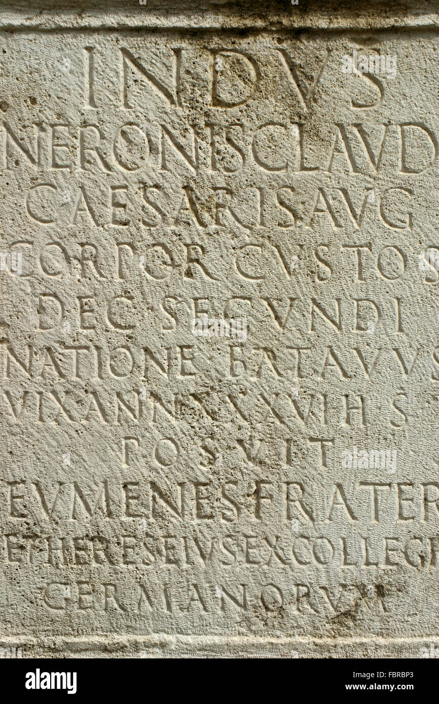 Antike lateinische Schriften in Stein gemeißelt, Museo Nazionale Romano, Diokletiansthermen, Rom Italien text Textur Stockfoto