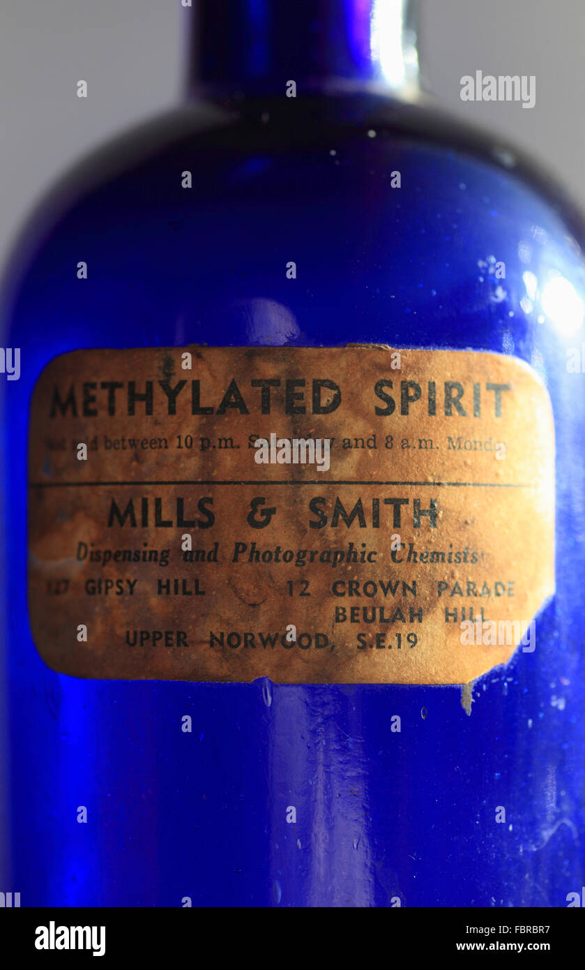 Blaues Glas Brennspiritus Flasche mit Etikett. Stockfoto