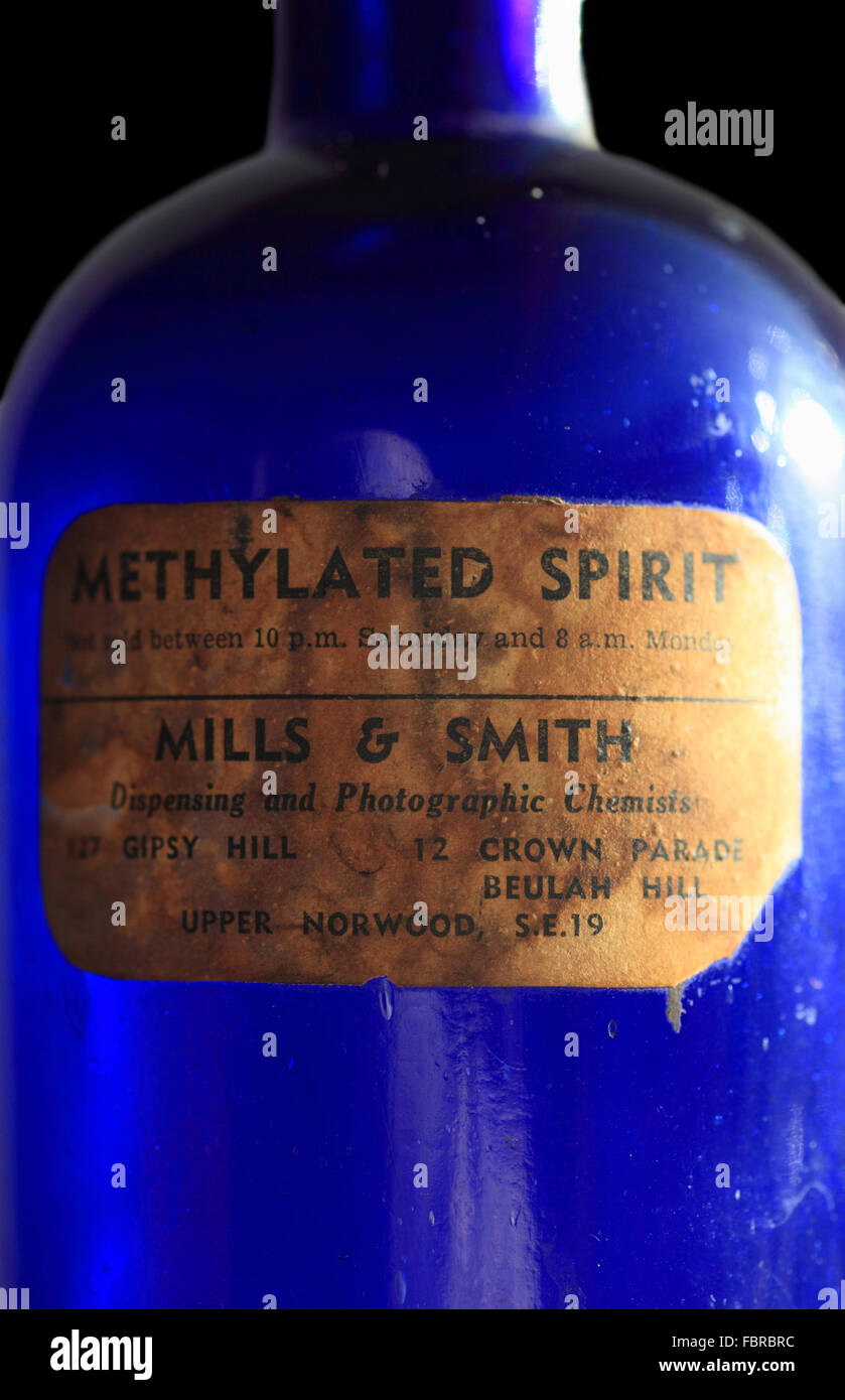 Blaues Glas Brennspiritus Flasche mit Etikett. Stockfoto