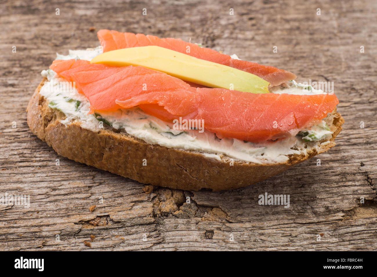 Schließen Sie herauf Bild eine Erfrischung mit Lachs und Avocado auf Brotscheibe Stockfoto
