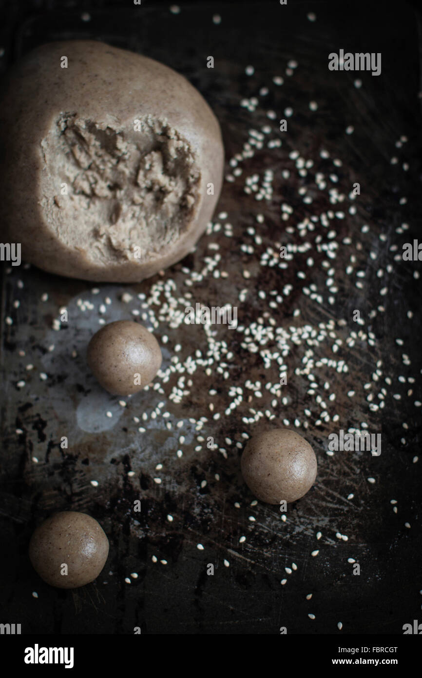 Work In Progress für Tahini Cookies: kleine Kugeln mit Dought machen Stockfoto