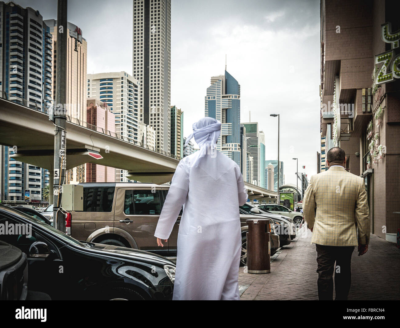 Arabische Mann zu Fuß entlang der belebten Sheikh Zayed Road Stockfoto