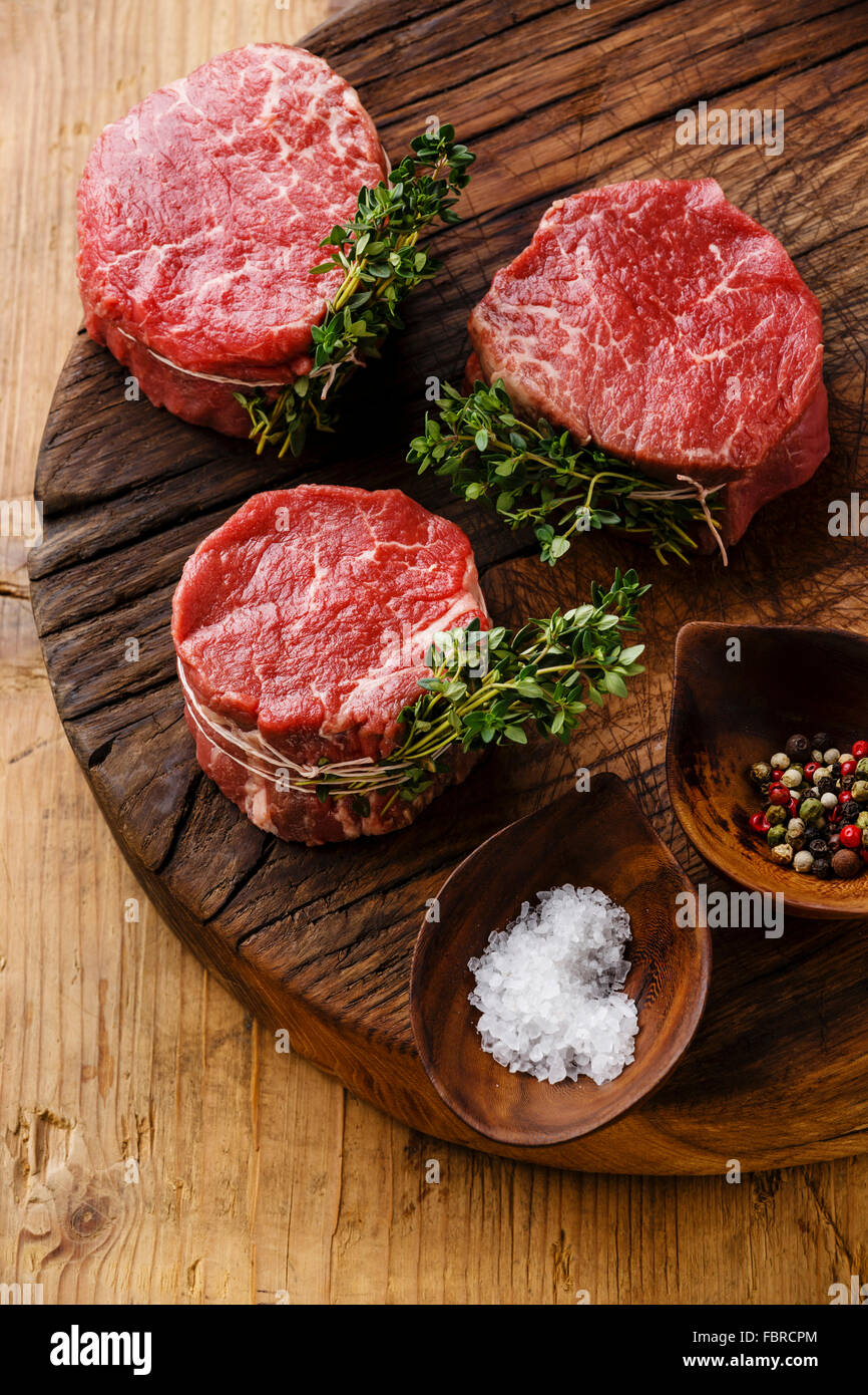 Rohes Frischfleisch marmoriertes Steak Filet Mignon und Gewürze auf hölzernen Hintergrund Stockfoto