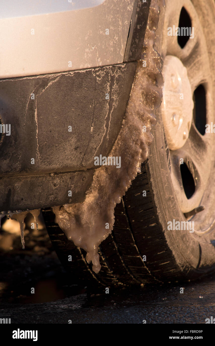 Eis und Schnee im Rad gut Auto Stockfoto