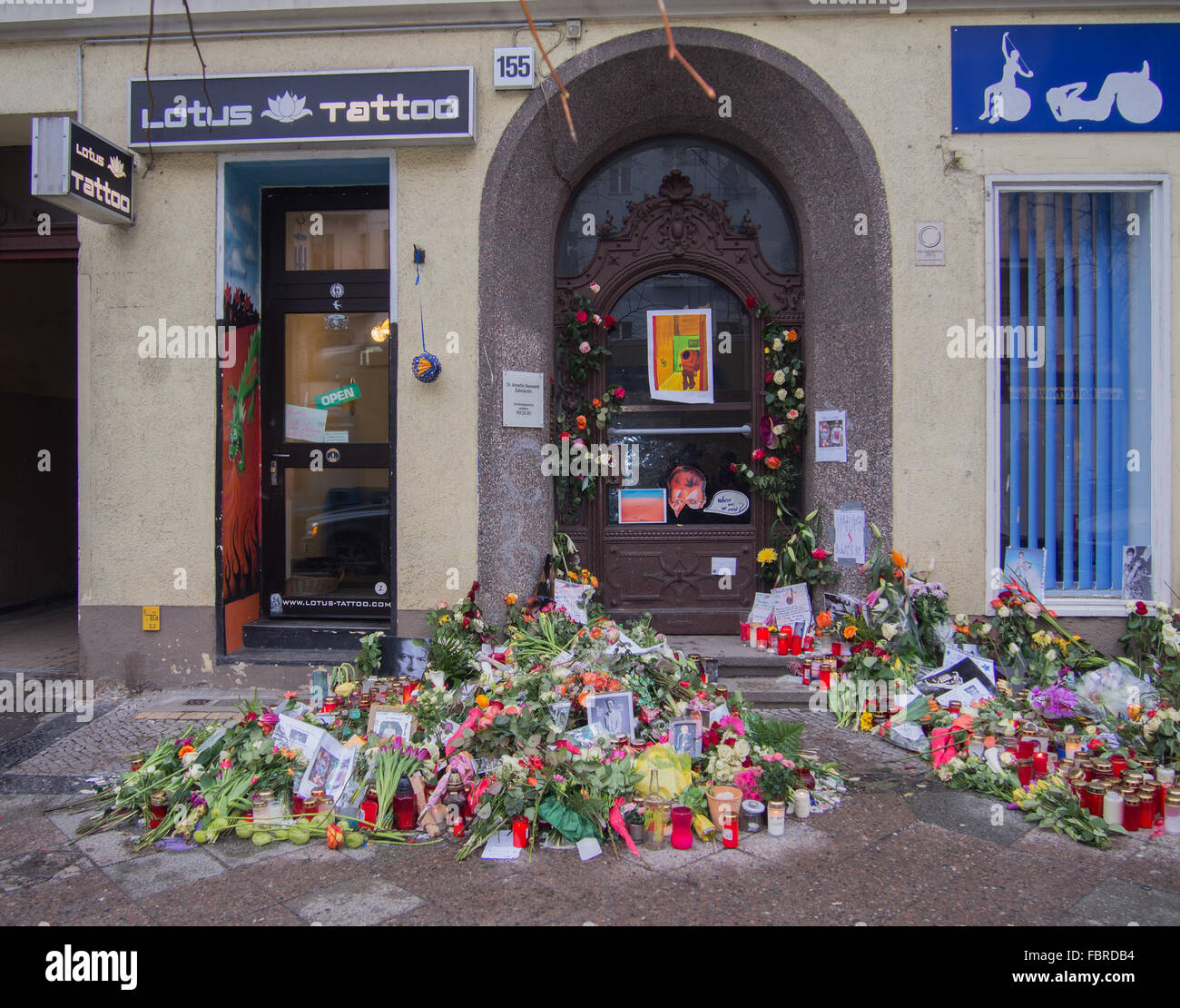 Blumen vor David Bowies ehemalige Haus in Berlin, Deutschland Stockfoto