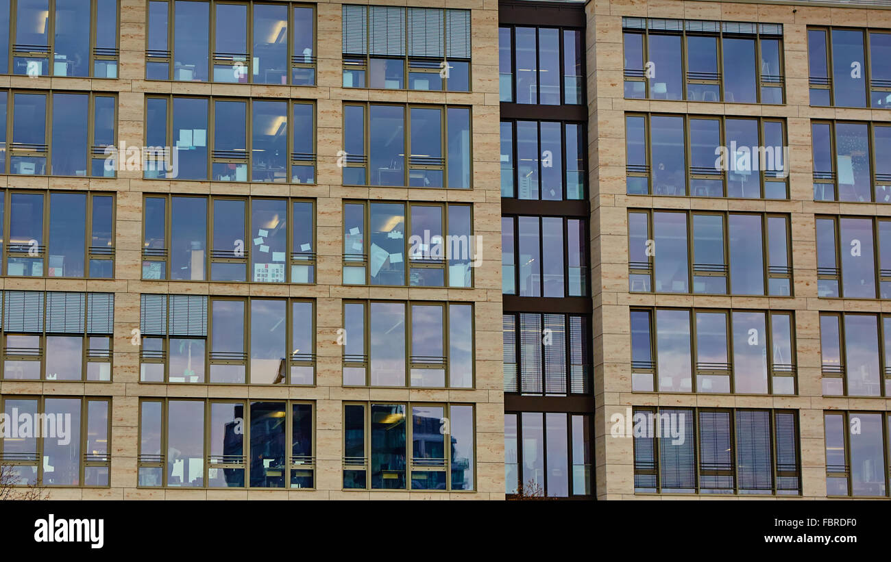 Fenster des mehrstöckigen Gebäudes Stockfoto