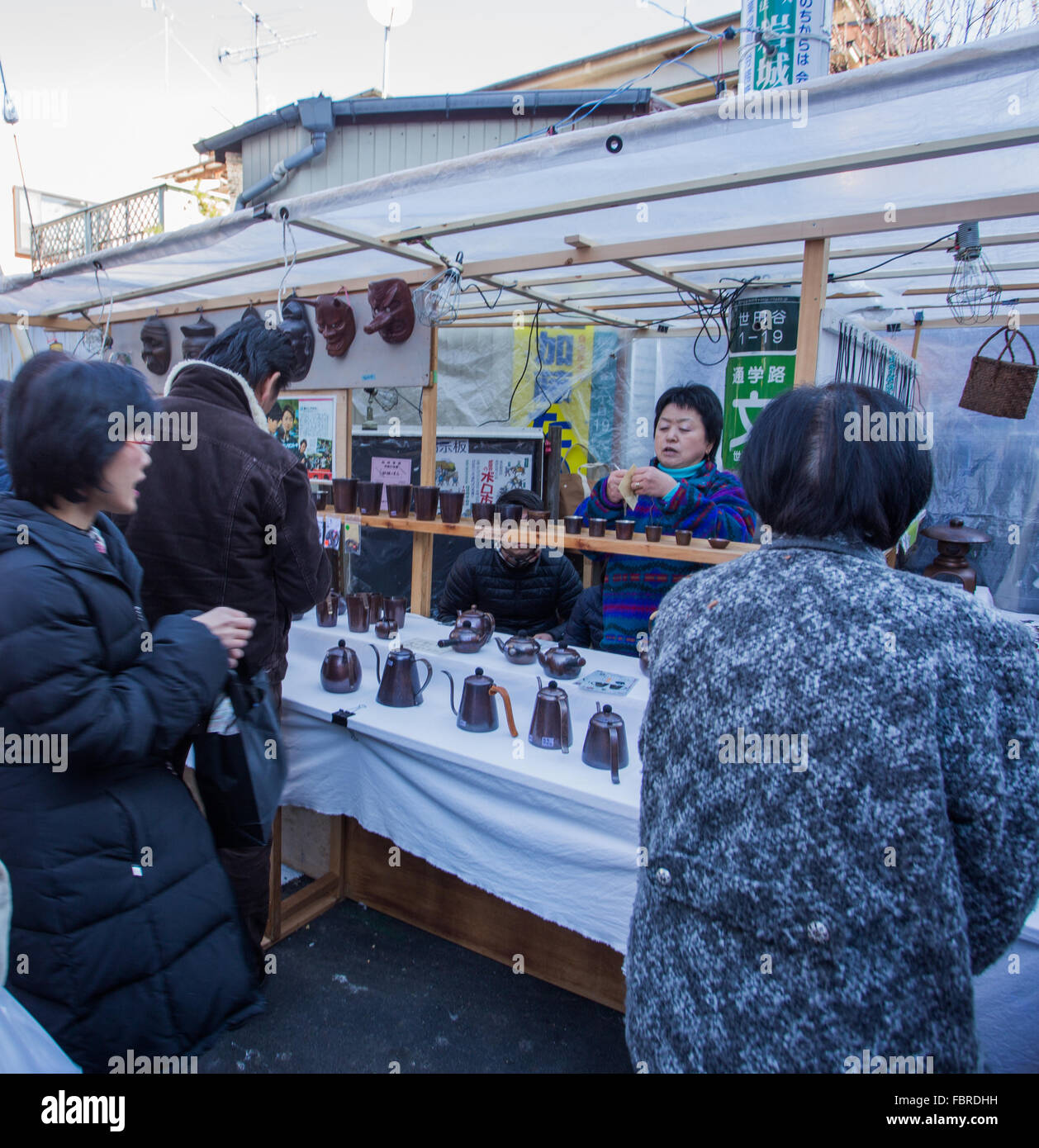 Ein Anbieter auf dem Setagaya Boro-Ichi-Markt ihre waren zu verkaufen. Stockfoto