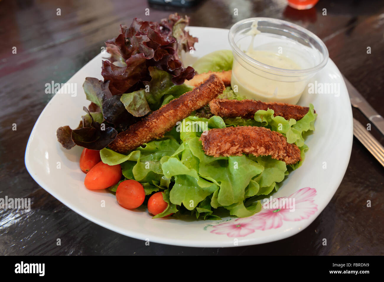Fischstäbchen Salat ist eine Wahl für Diät Menschen. Stockfoto