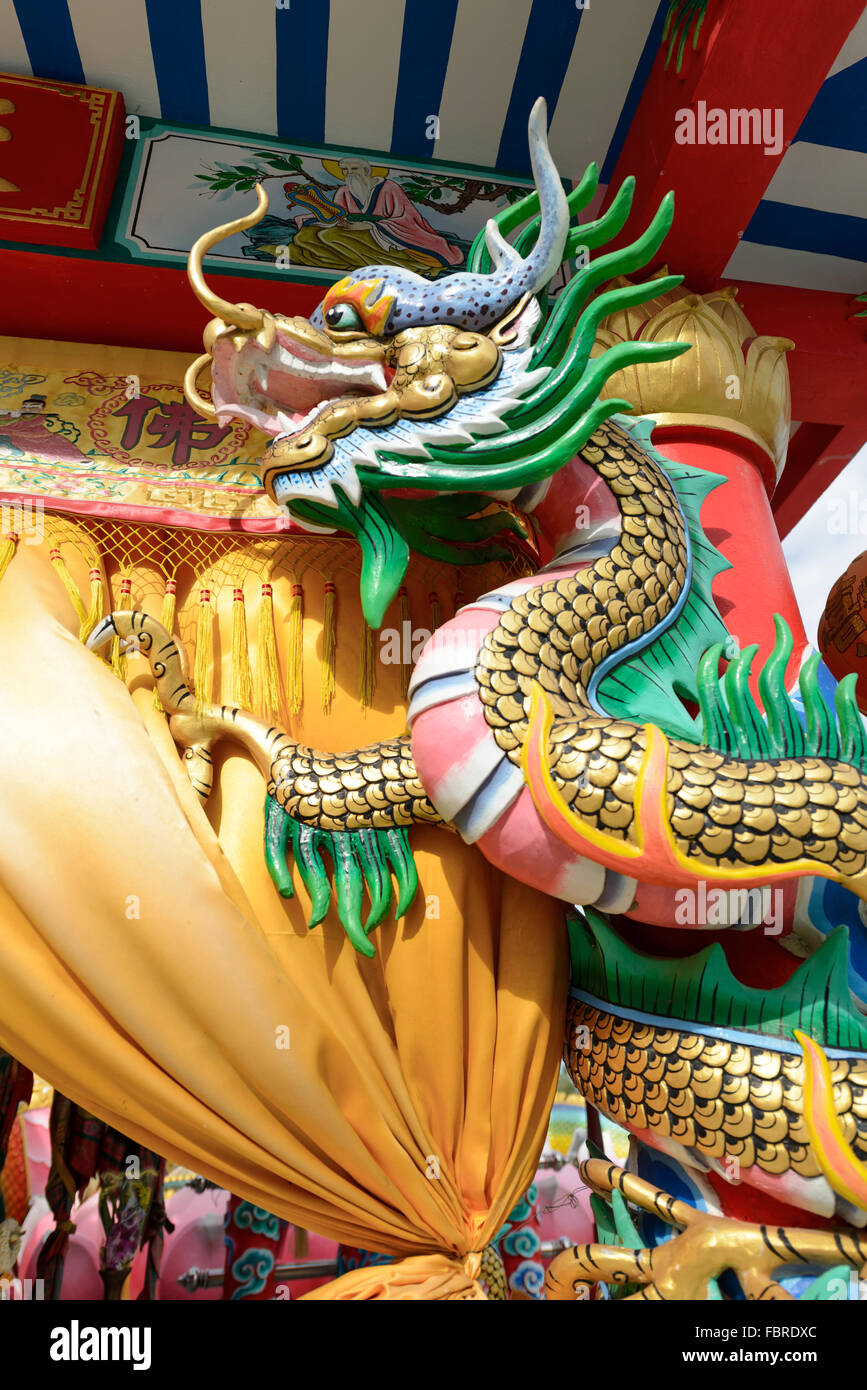 Eine Drachenstatue ist eine Säule vor chinesischen Tempel. Stockfoto