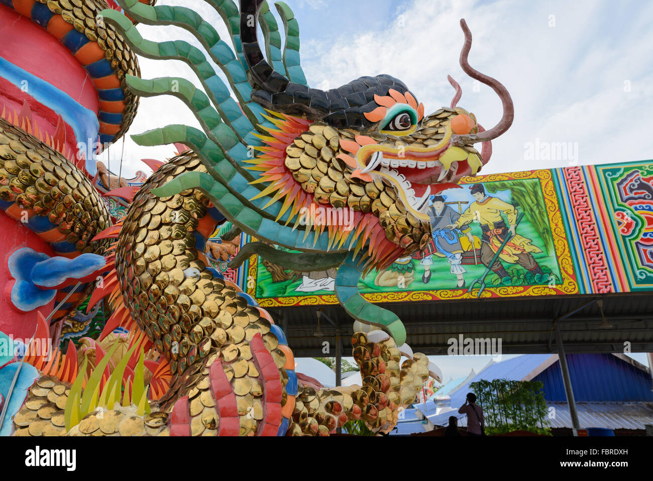 Eine Drachenstatue ist eine Säule vor chinesischen Tempel. Stockfoto