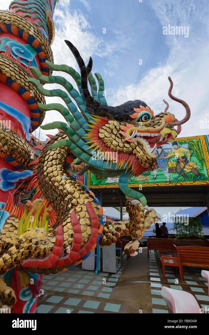 Eine Drachenstatue ist eine Säule vor chinesischen Tempel. Stockfoto