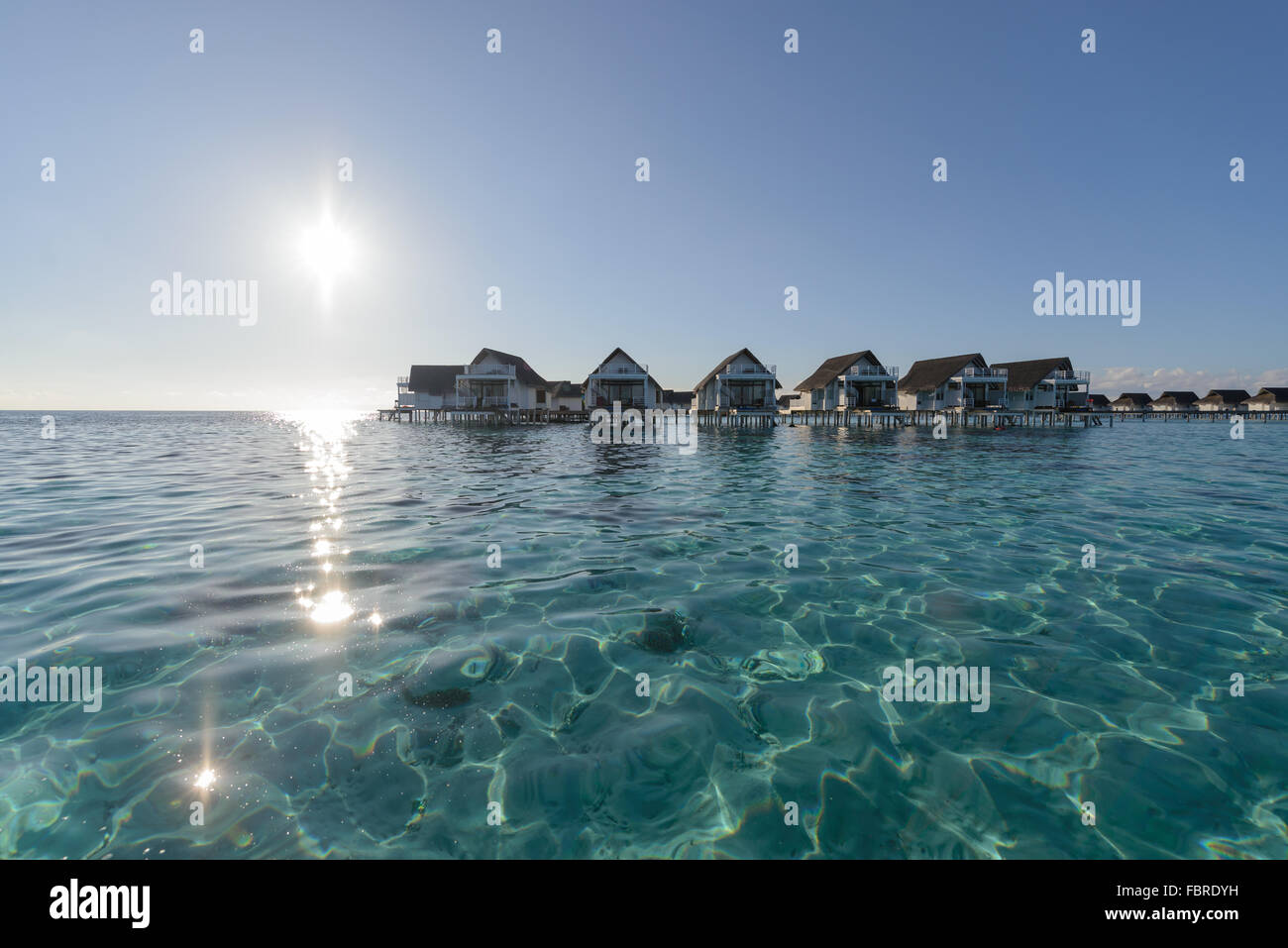 Weitwinkel von Luxus über Wasser Bungalow, Wasser Villa Lagune im Meer Stockfoto