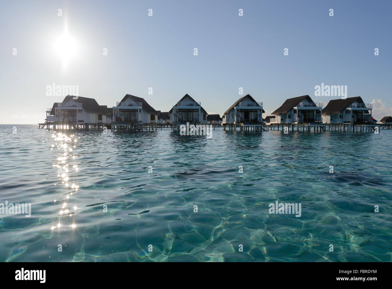 Das Meerwasser ist sehr klar und sauber, Wasser Lagoon Resort im Indischen Ozean Stockfoto