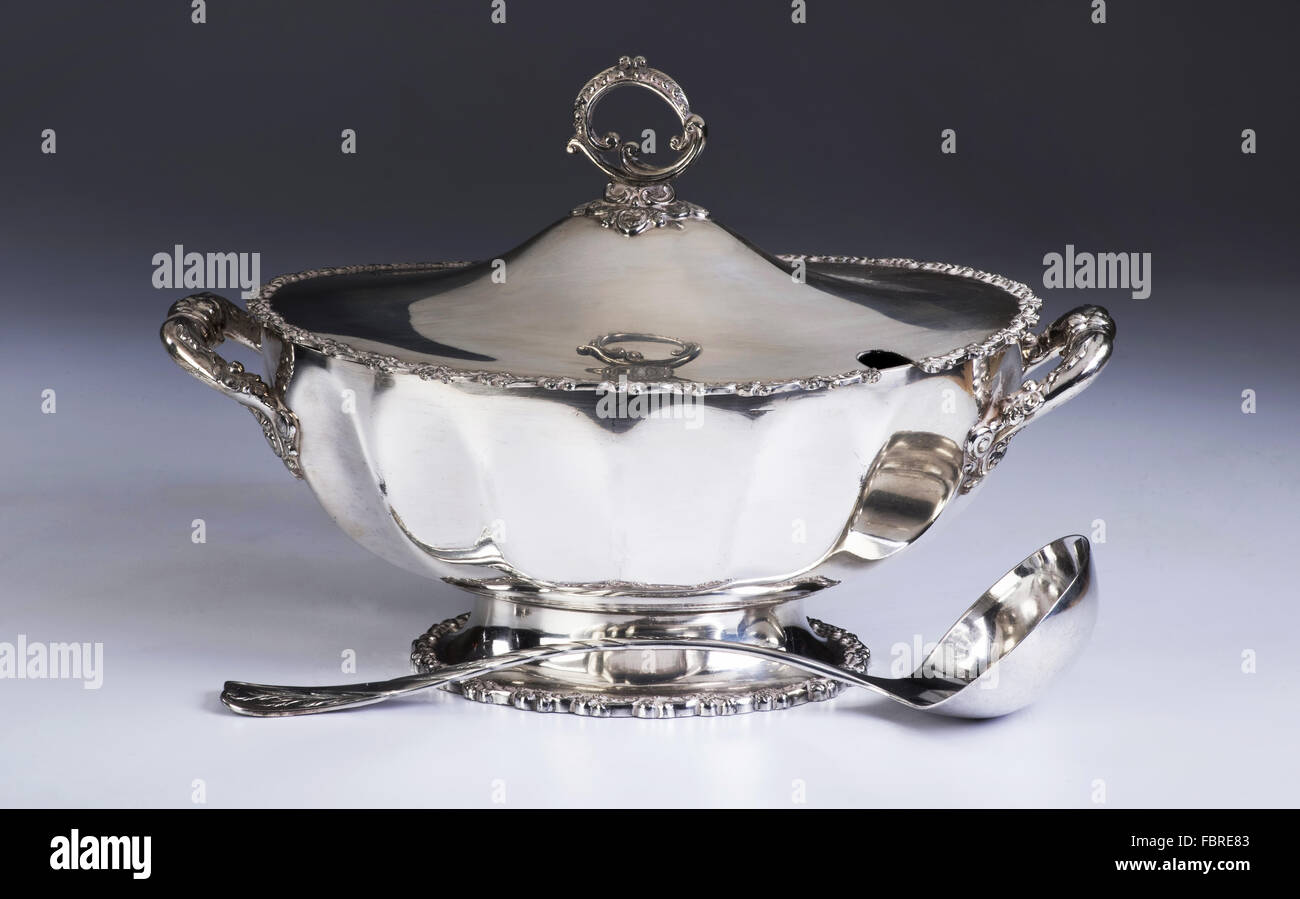 Englische Silber Suppenterrine mit Silber Kelle in den 1800er Jahren gemacht. Stockfoto