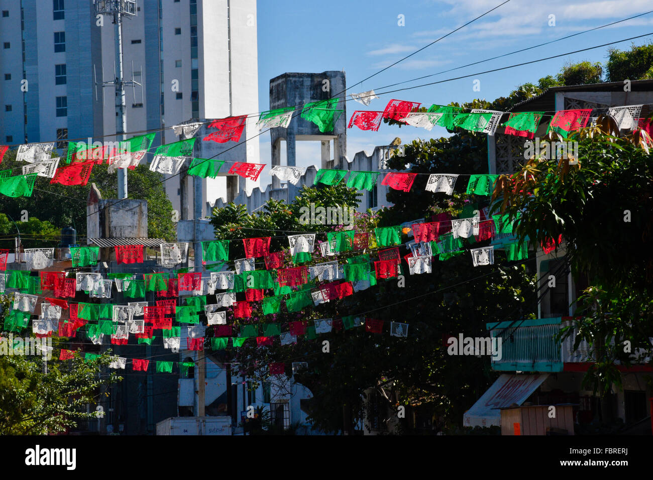 Bunten Fahnen und Bannern über Straßen von Acapulco, Mexiko Stockfoto