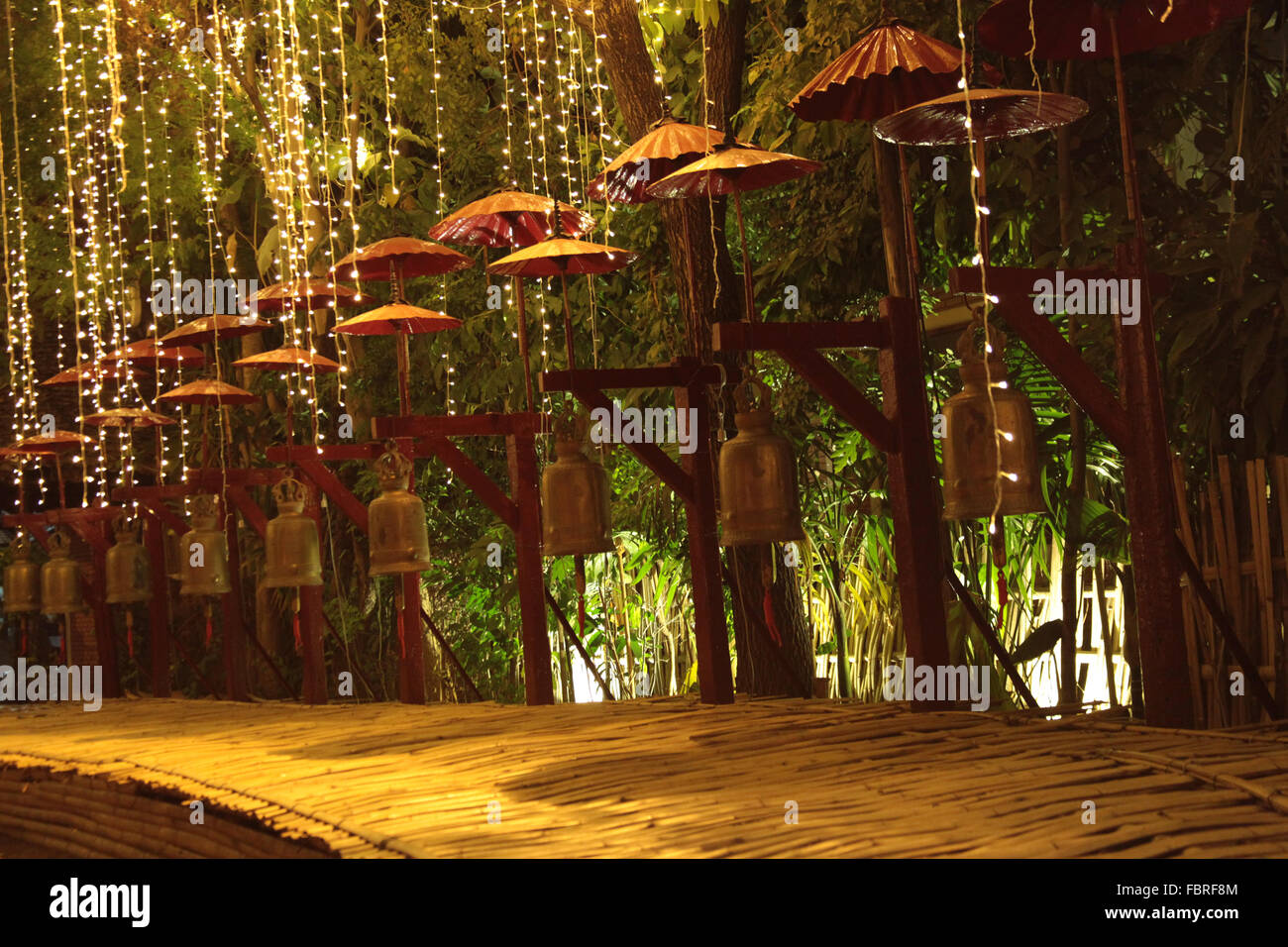 Chiang Mai, Thailand, 2016. Der Gehweg an buddhistischen Kloster Stockfoto