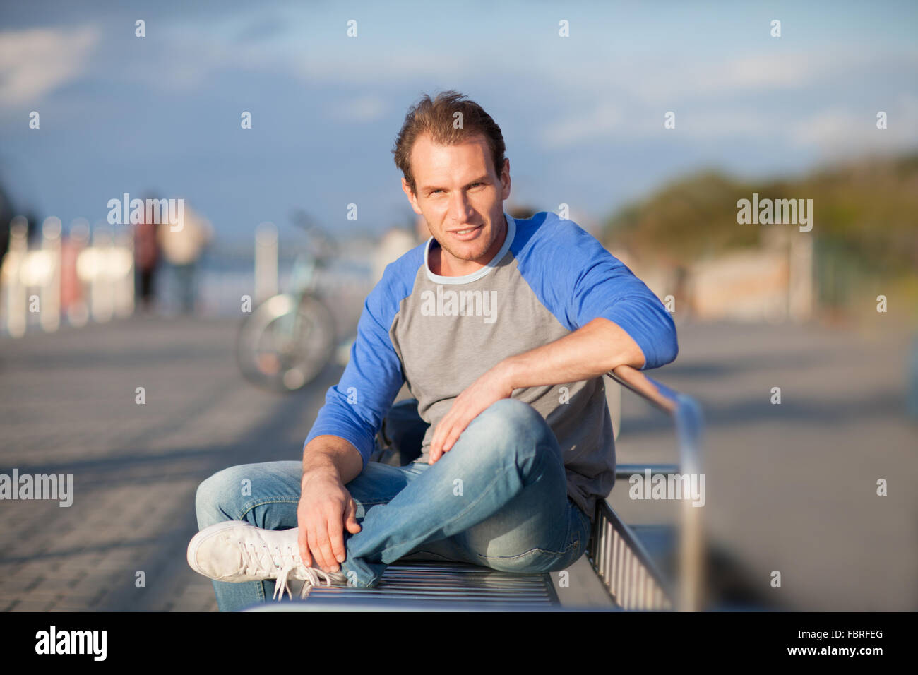 Nachdenklicher Mann Porträt. Outdoor Shooting Stockfoto