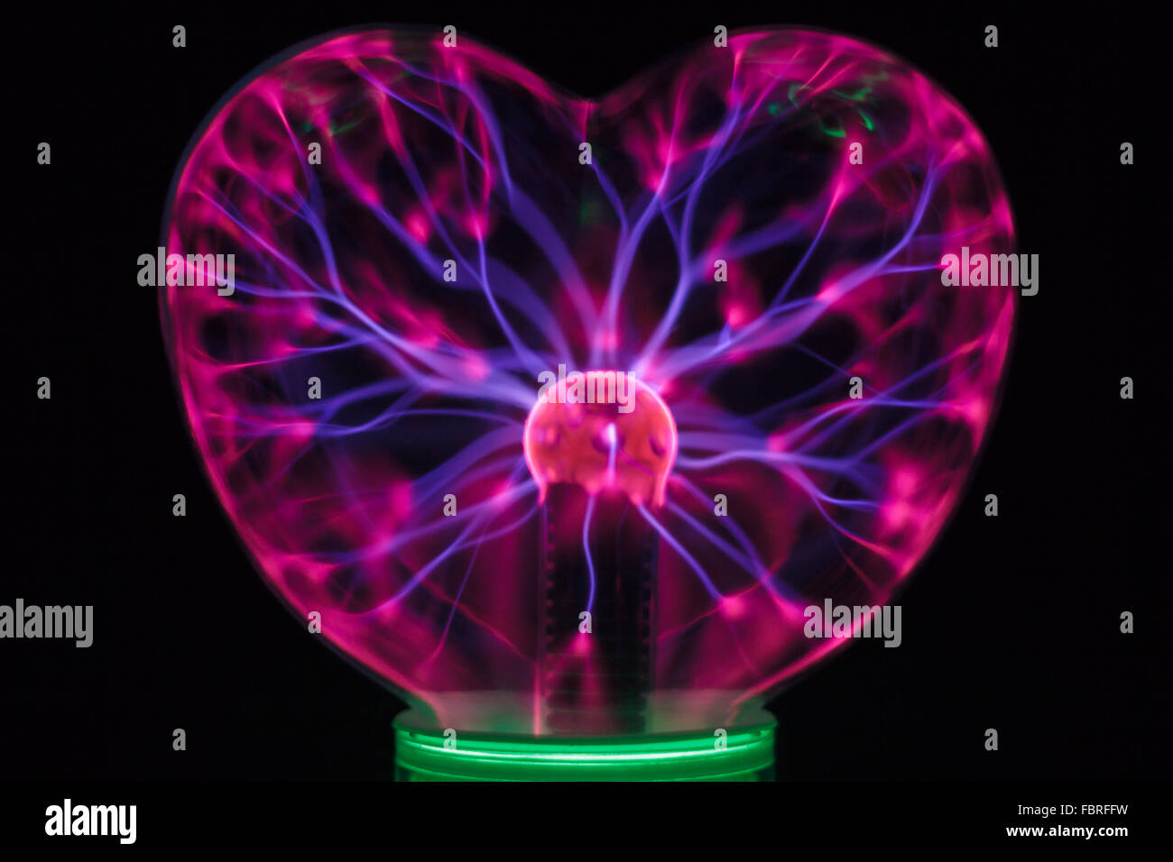 Plasma-Kugel-Herz im Dunkeln leuchtend Stockfoto