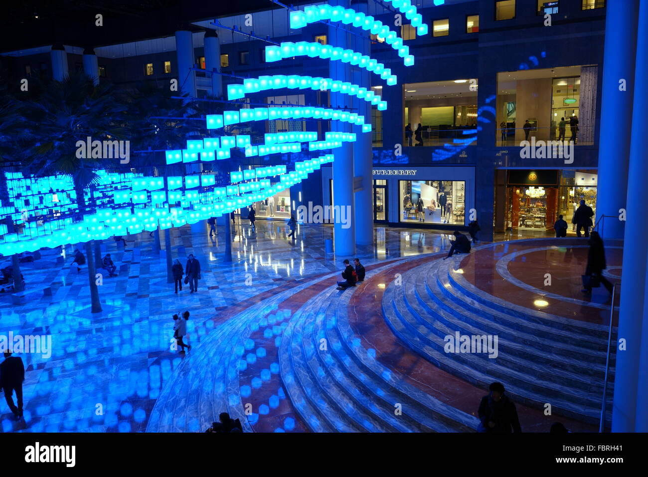 Leuchten - ein spektakulärer Beleuchtung Display im Wintergarten, Brookfield Place, New York City, New York Stockfoto