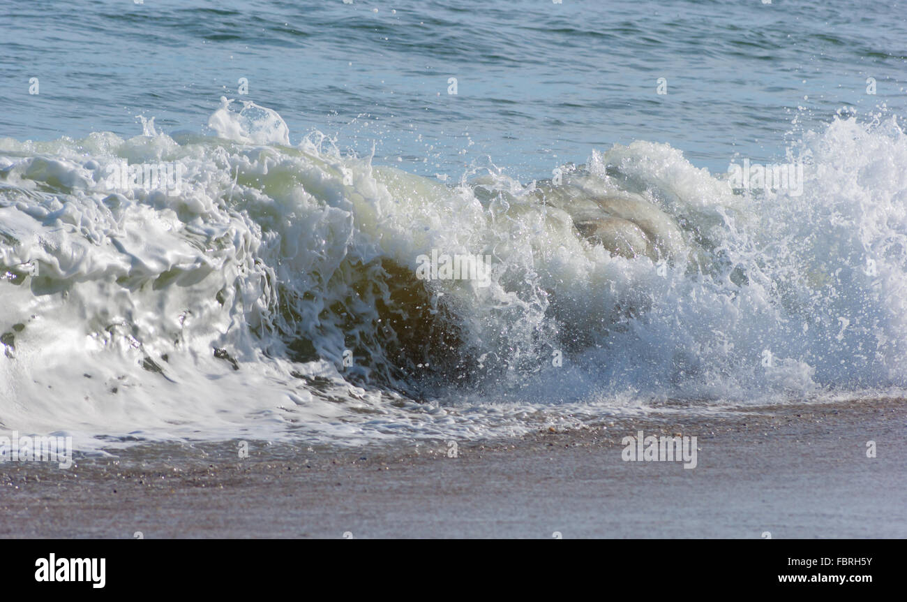 Brechende Welle, Nauset Licht Beach, Cape Cod National Seashore, Massachusetts, USA Stockfoto