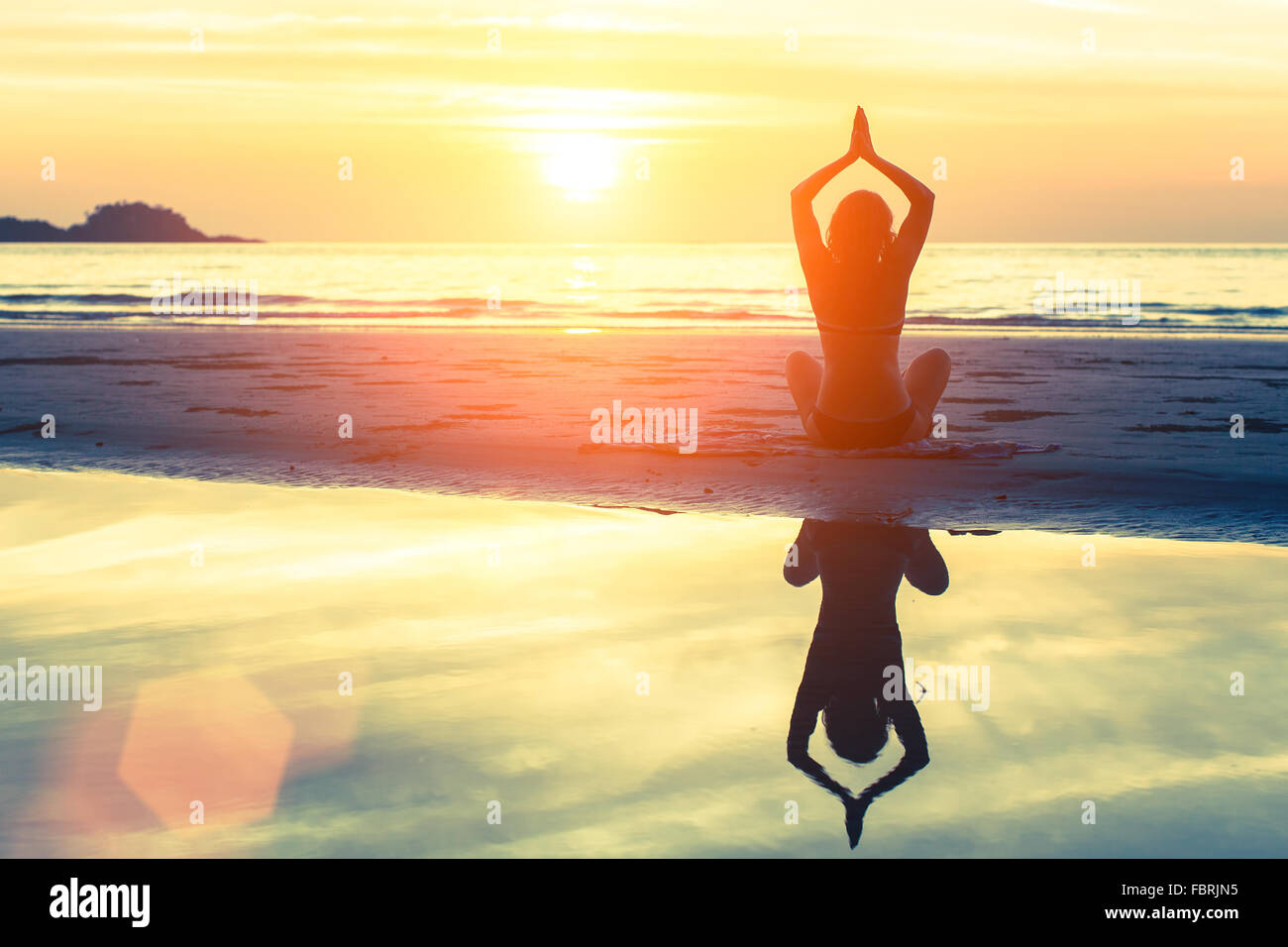 Frau tun Meditation am Ocean Beach. Stockfoto