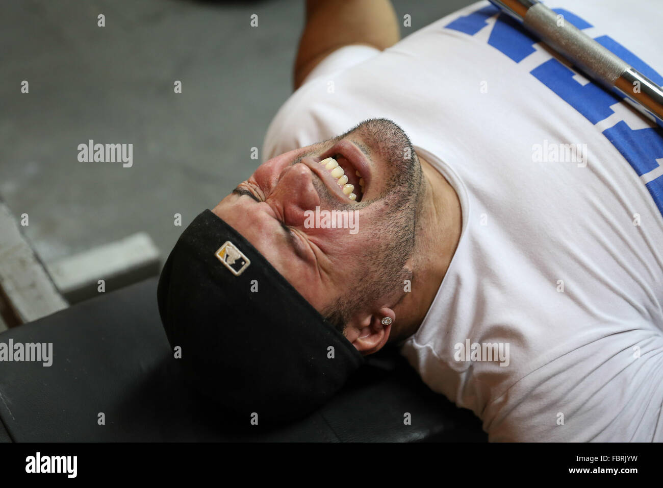 Caracas, Venezuela. 18. Januar 2016. Venezolanische Paralympischen Athleten Cesar Campos macht Übungen in Vorbereitung für die Paralympischen Spiele in Rio De Janeiro 2016, am Sitz des National Institute of Sport in Caracas, Venezuela, am 18. Januar 2016 als Gewichtheber einzustufen. Bildnachweis: Juan Carlos La Cruz/AVN/Xinhua/Alamy Live-Nachrichten Stockfoto