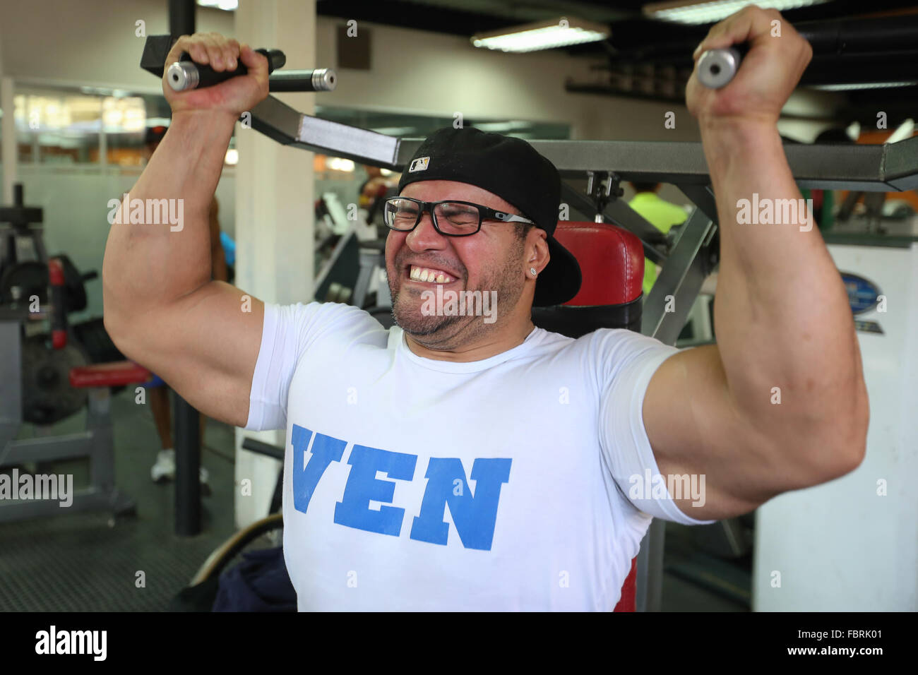 Caracas, Venezuela. 18. Januar 2016. Venezolanische Paralympischen Athleten Cesar Campos macht Übungen in Vorbereitung für die Paralympischen Spiele in Rio De Janeiro 2016, am Sitz des National Institute of Sport in Caracas, Venezuela, am 18. Januar 2016 als Gewichtheber einzustufen. Bildnachweis: Juan Carlos La Cruz/AVN/Xinhua/Alamy Live-Nachrichten Stockfoto