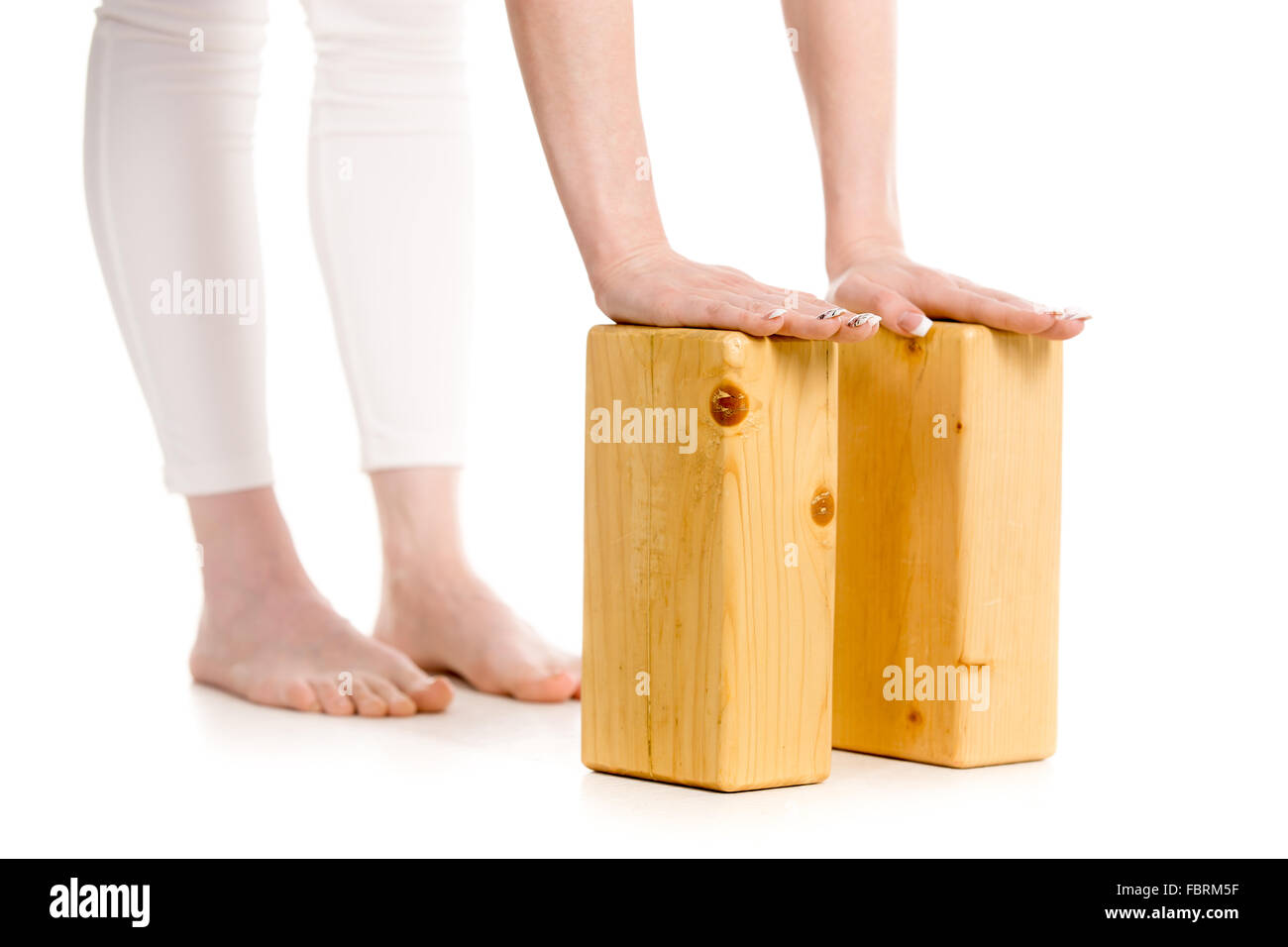 Variation von Ardha Uttanasana Pose zu tun, Studio drei Viertel auf weißem Hintergrund, isoliert anzeigen Stockfoto