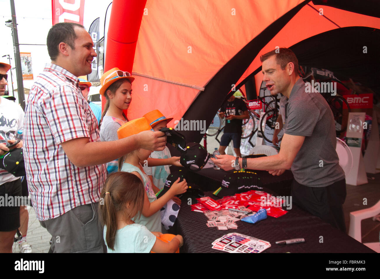 Adelaide, Australien. 19. Januar 2016. Cadel Evans, der erste Australier im Jahr 2011 wurde, das Radrennen Tour de France zu gewinnen, gibt Autogramme auf der Tour Down Under Dorf Credit: Amer Ghazzal/Alamy Live-Nachrichten Stockfoto