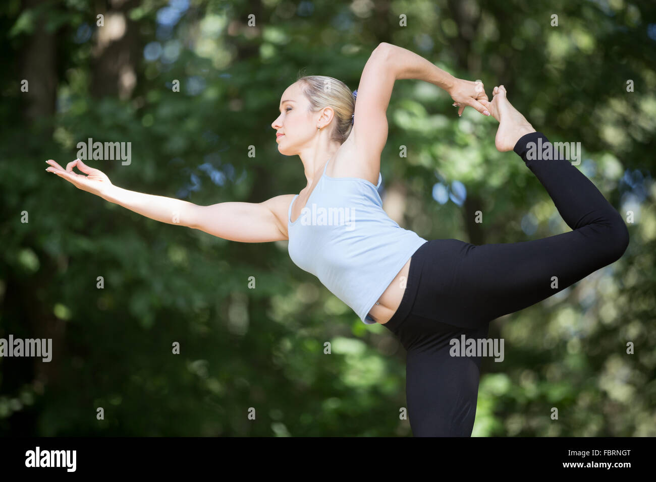 Porträt von schön sportlich fit blonde junge Frau tut Yoga Backbend auf Sommertag, Natarajasana, Lord der Tanz pose Stockfoto