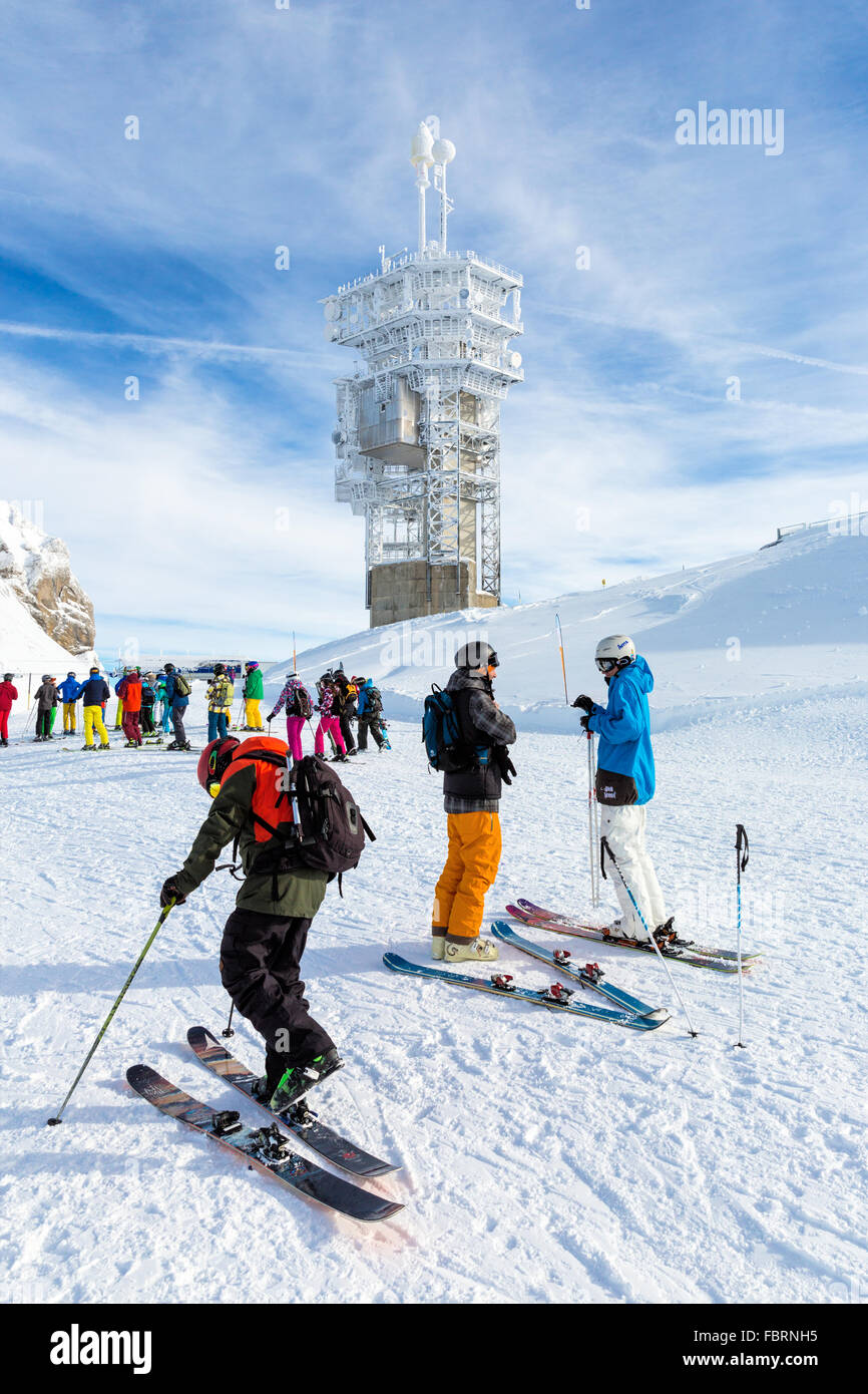 Skifahrer, die Vorbereitung für eine Abfahrt laufen von der Spitze des Mount Titlis bei minus 12 Grad Stockfoto