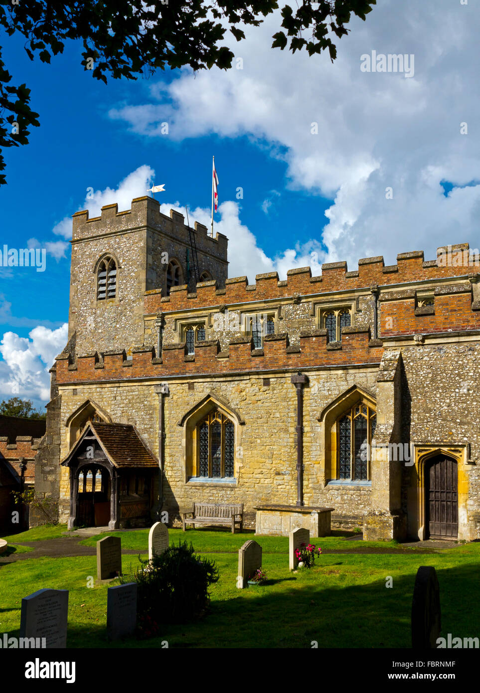 Außenansicht von der mittelalterlichen Pfarrkirche Saint Mary Jungfrau in ein Dorf in South Oxfordshire England UK Ewelme Stockfoto