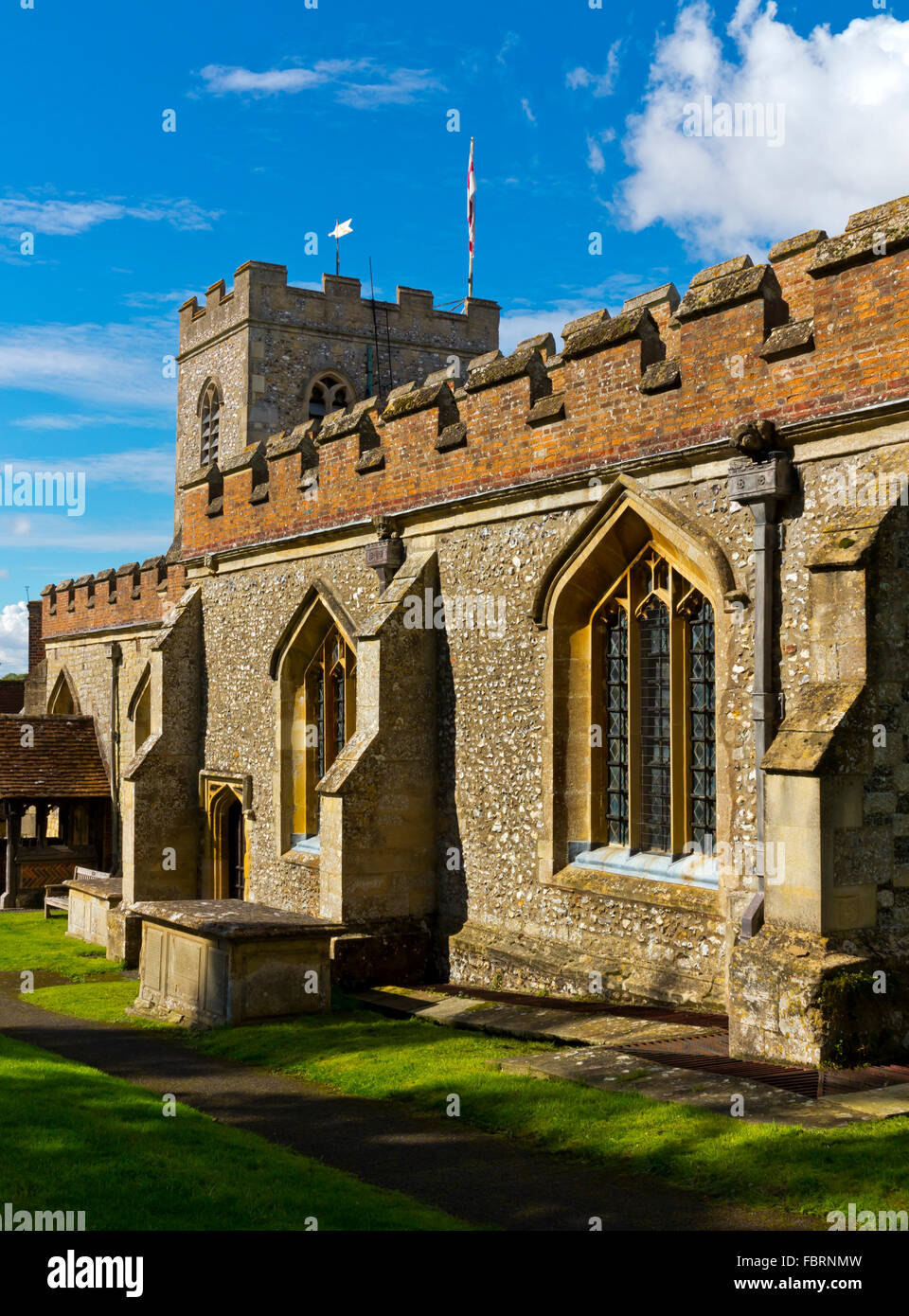 Außenansicht von der mittelalterlichen Pfarrkirche Saint Mary Jungfrau in ein Dorf in South Oxfordshire England UK Ewelme Stockfoto